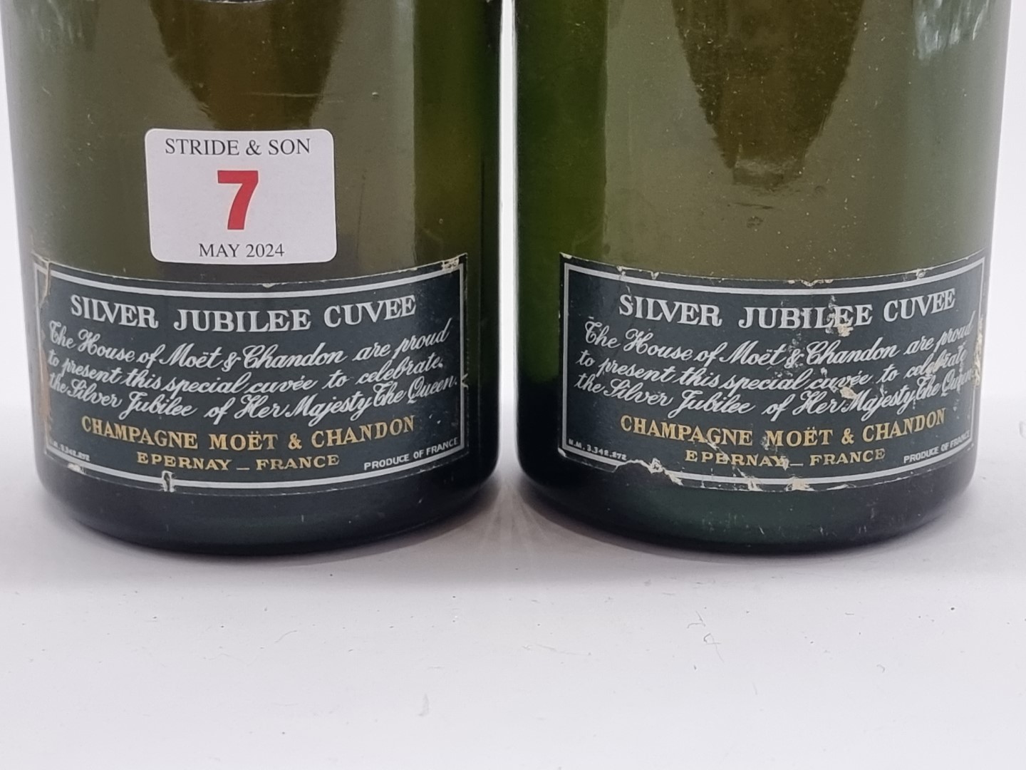 Two 75cl bottles of Moet & Chandon 1977 Vintage Silver Jubilee Cuvee Champagne. (2) - Bild 2 aus 5