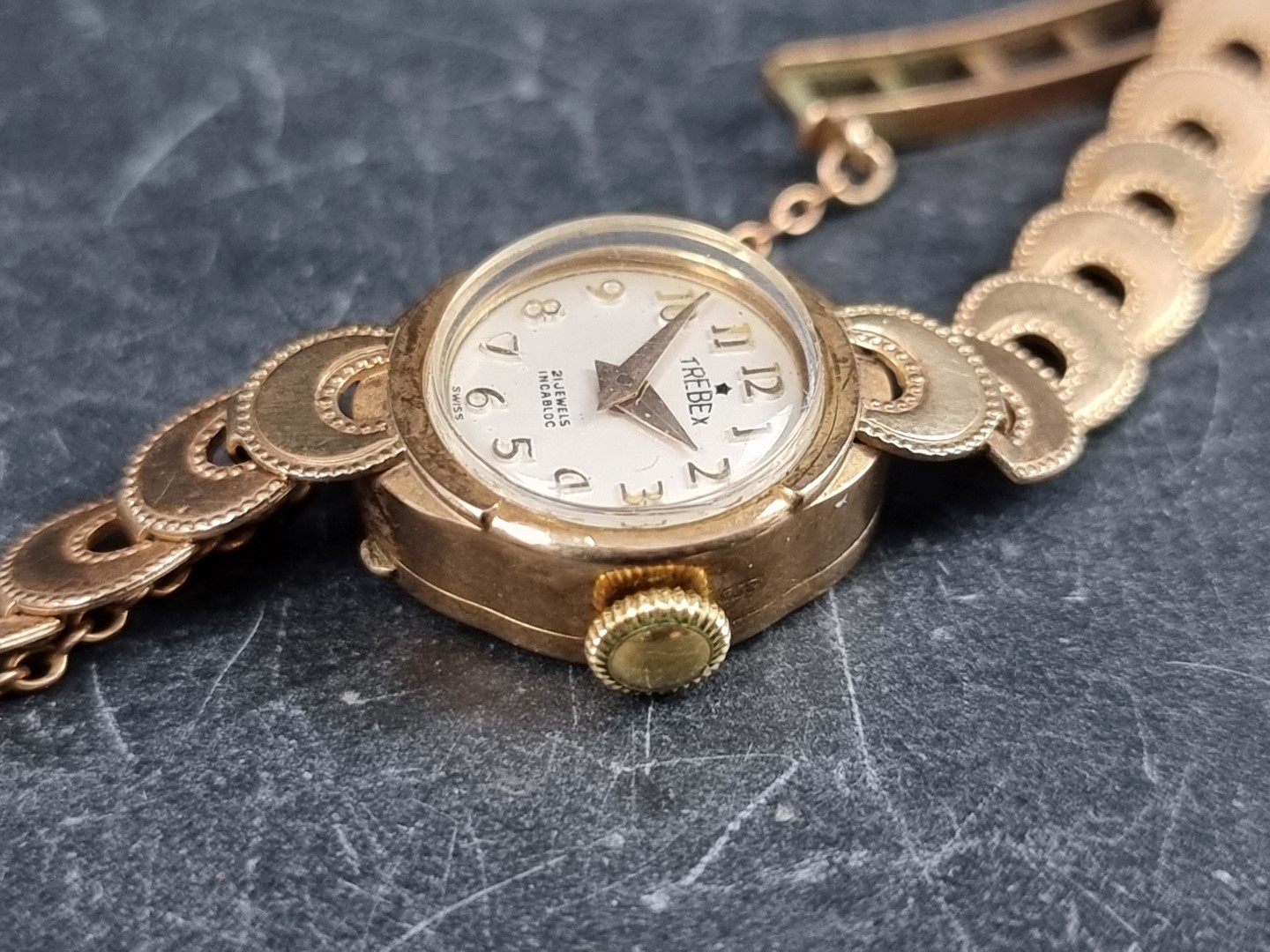 A Trebex 9ct gold manual wind ladies wristwatch, 15mm, on 9ct gold bracelet. - Image 2 of 4