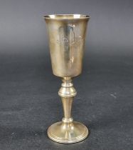 A silver goblet, by W I Broadway & Co, Birmingham 1977, 16cm high, 121g.