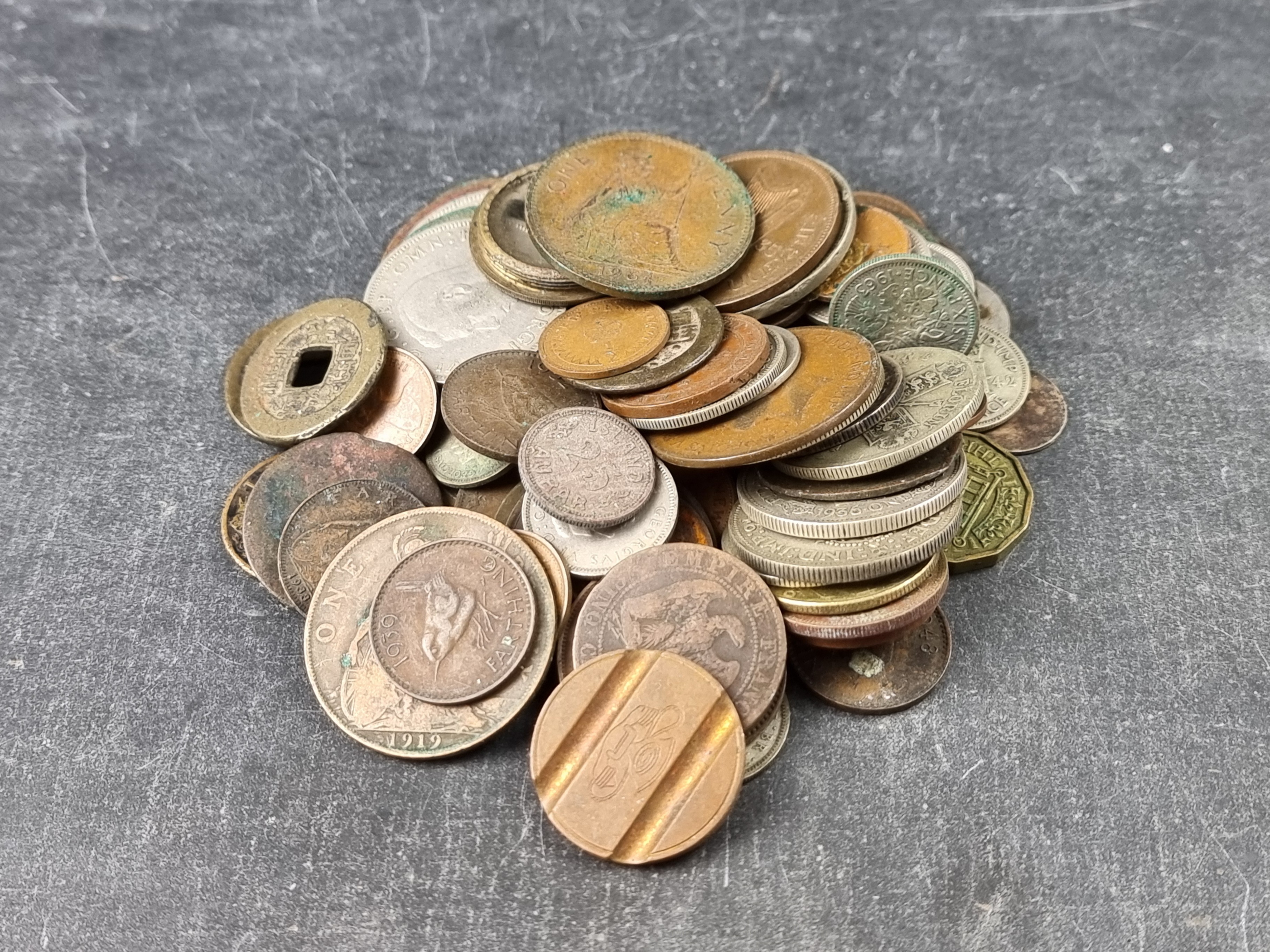 Coins: a quantity of UK and other coins, to include a few silver examples.