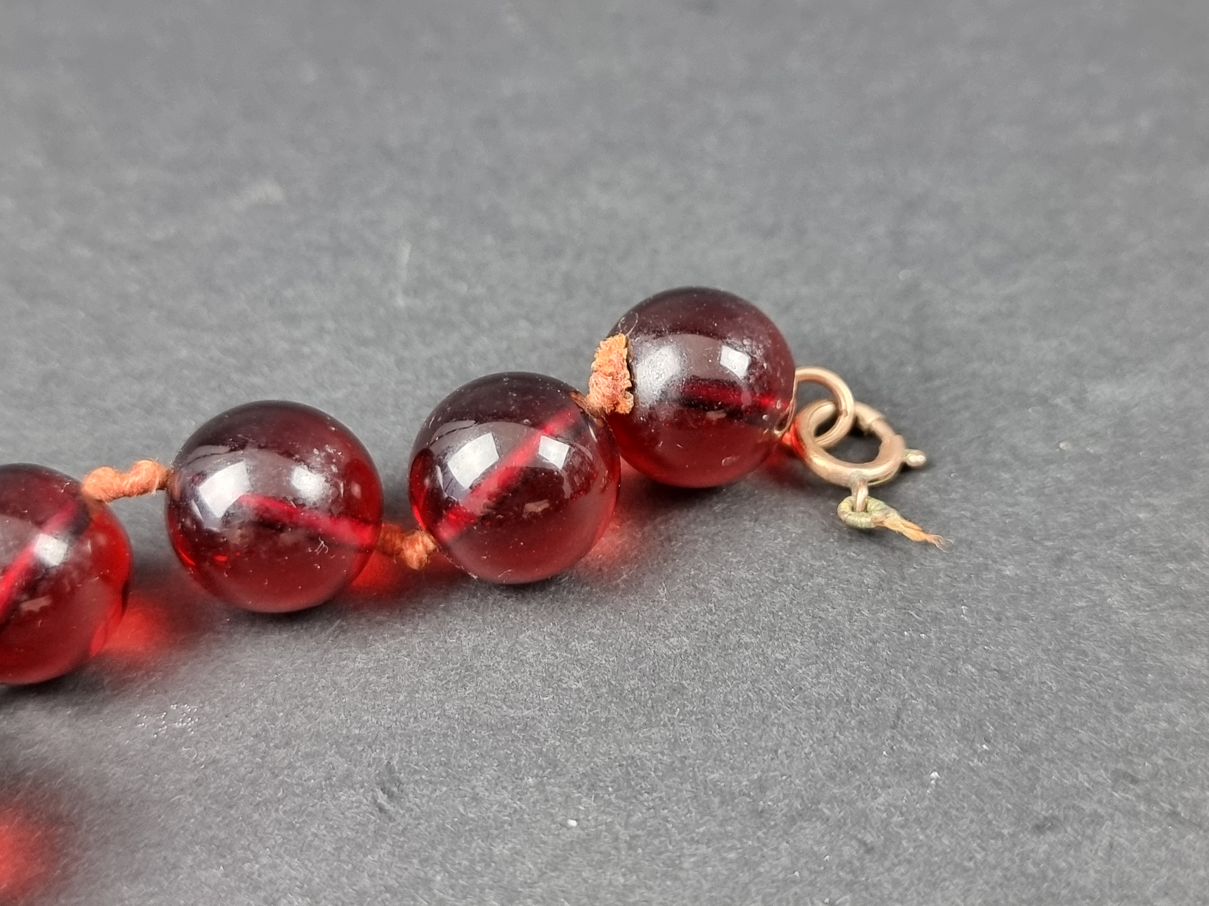 An amber style bead necklace, 44cm long. - Image 3 of 3