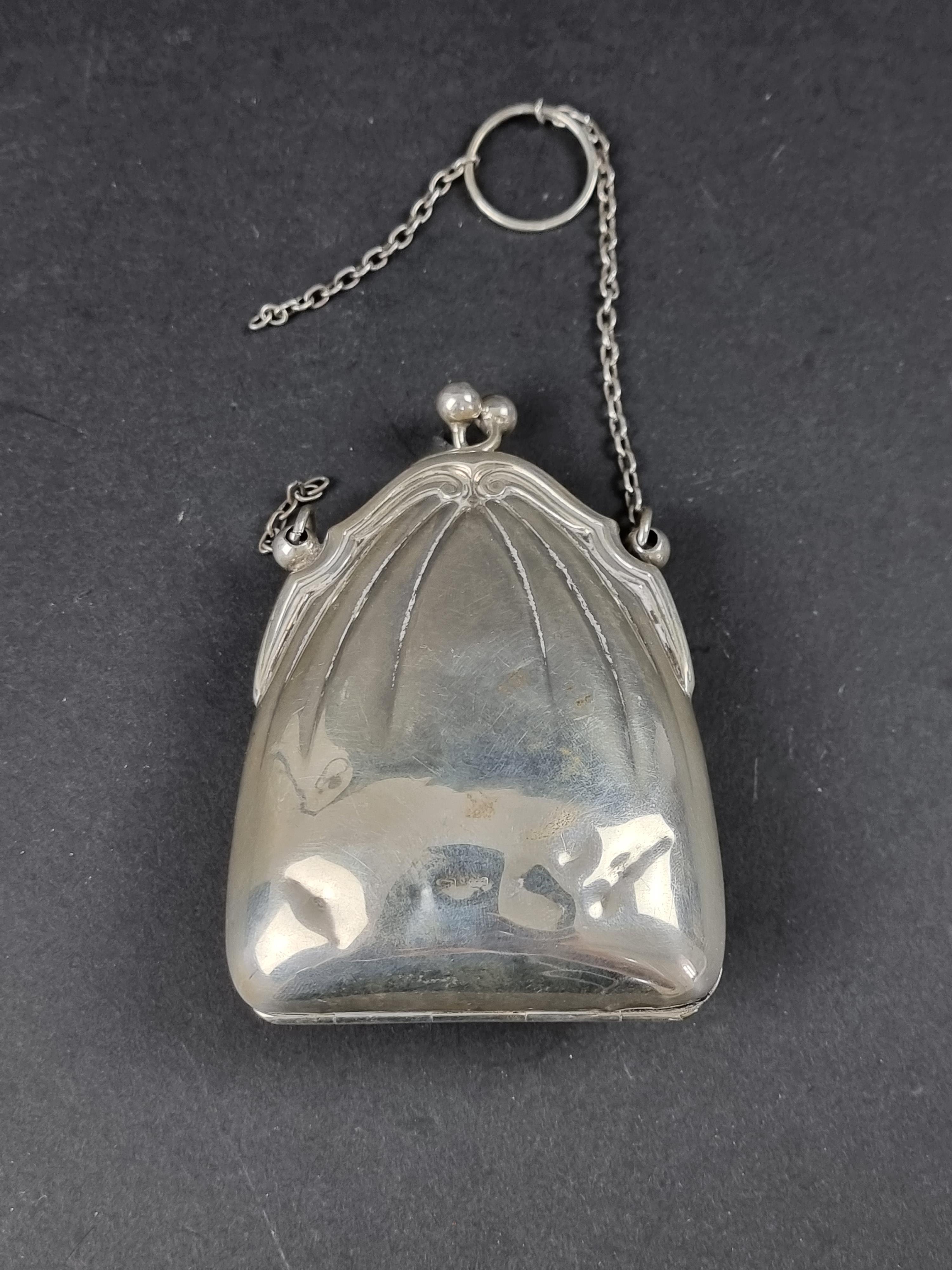 A silver purse, maker's mark rubbed, probably Birmingham 1908, gross weight 67g.