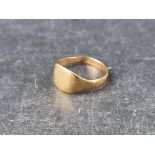 An 18ct gold signet ring, size S, 3.4g.