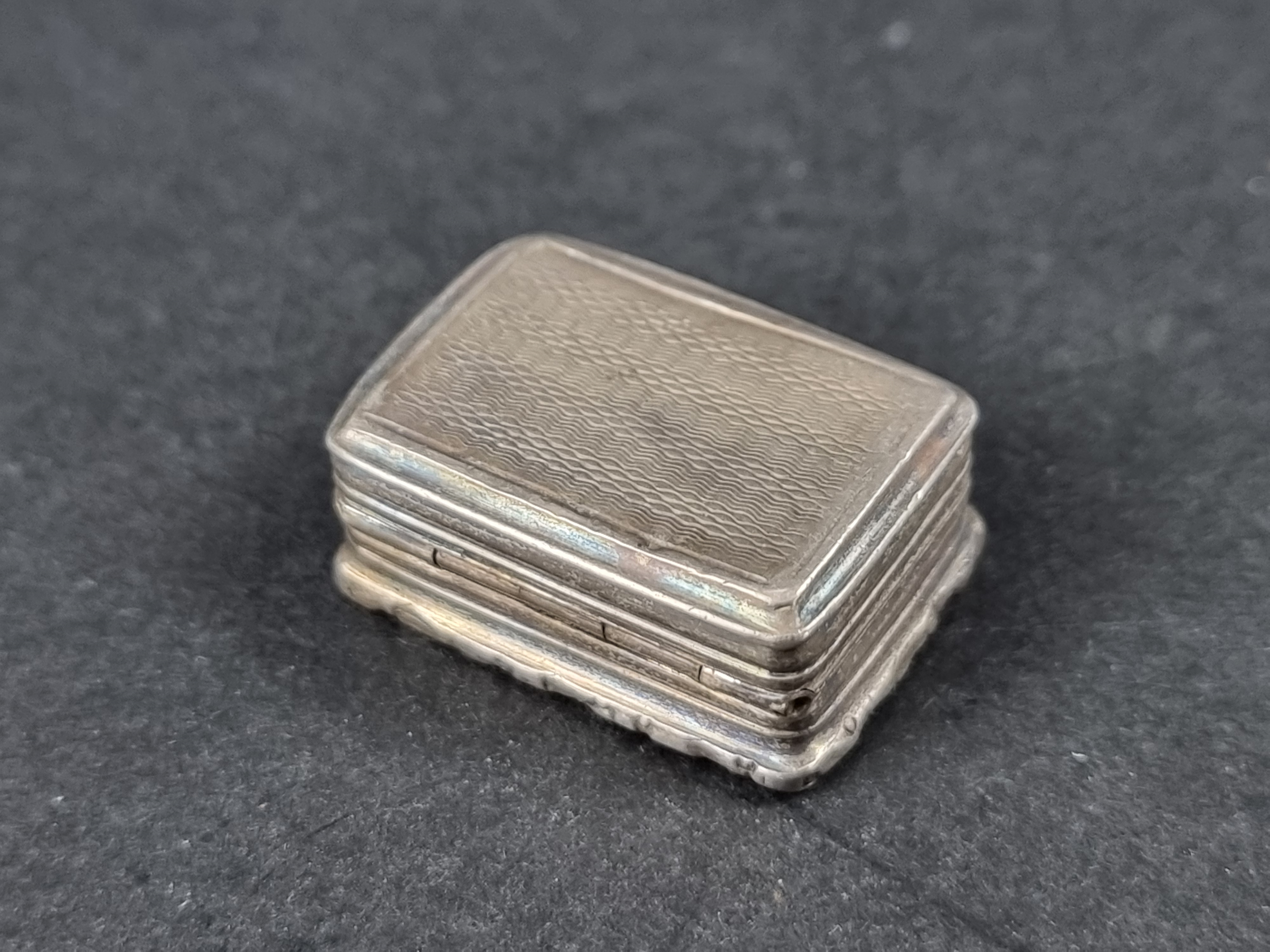 A George IV silver vinaigrette, by Thomas & William Simpson, Birmingham 1824, 29mm, 12.9g. - Image 3 of 3