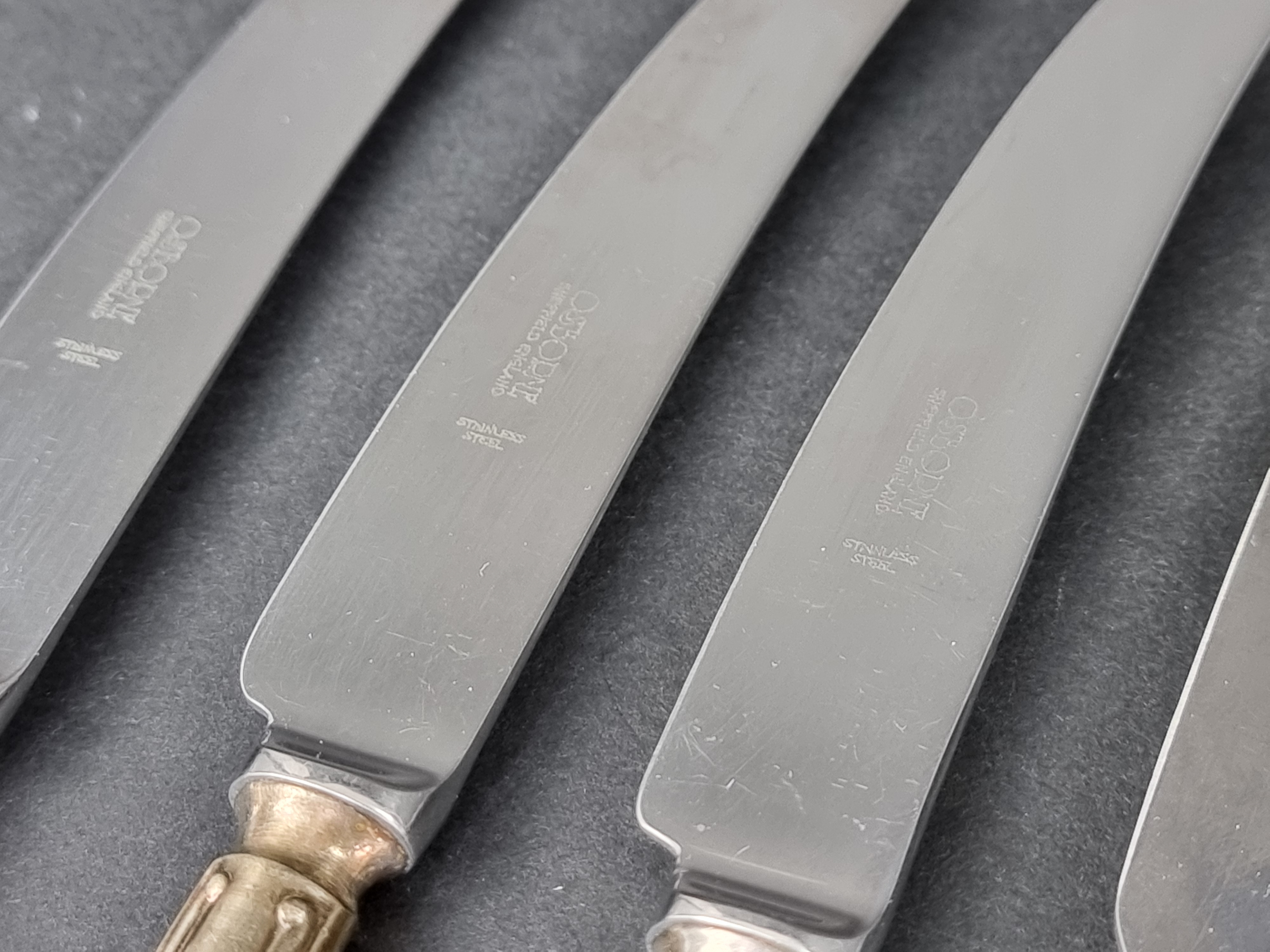 A set of eight EPNS Dubarry pattern table knives and matching dessert knives, by John Osborne of - Image 2 of 3