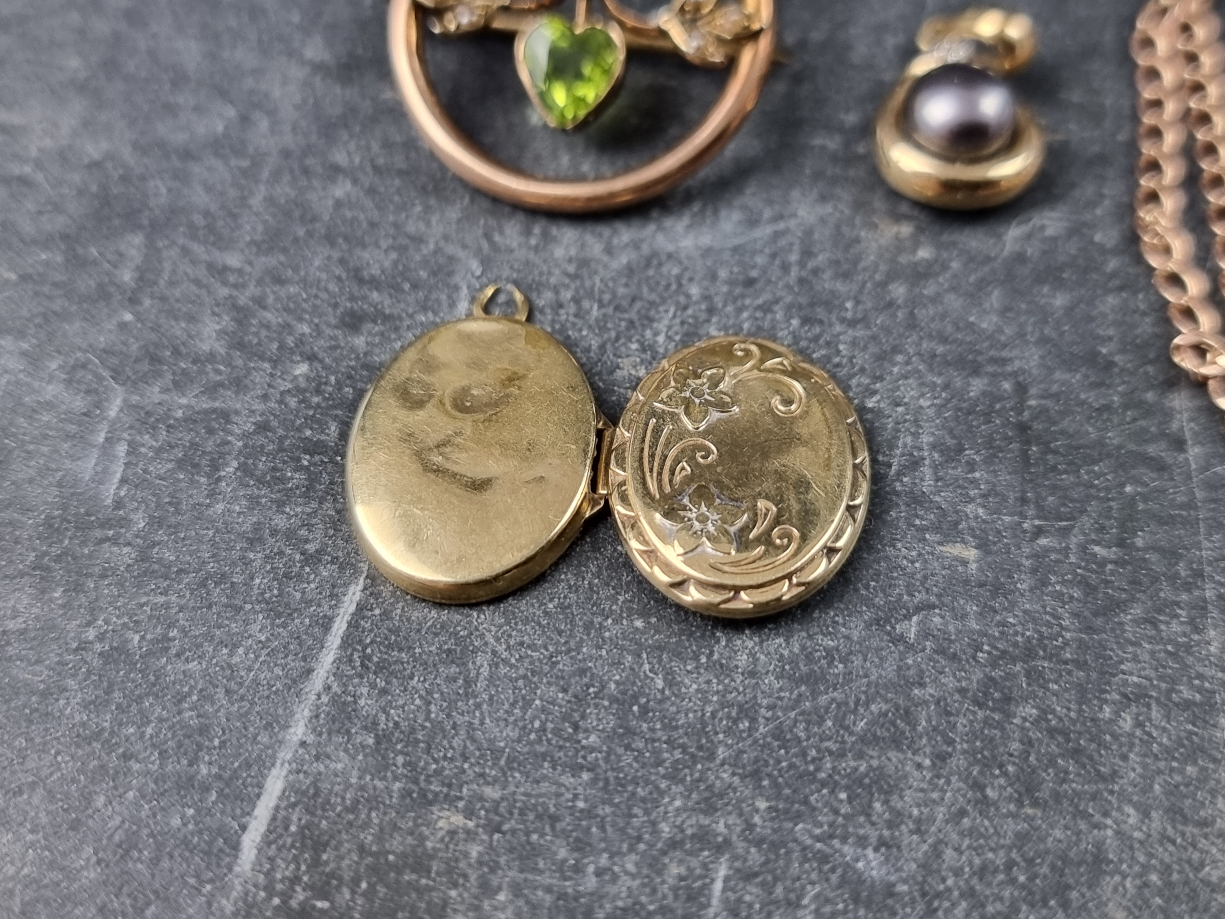 An Edwardian yellow metal brooch, set heart shaped peridot and split pearls; together with a chain - Image 3 of 4