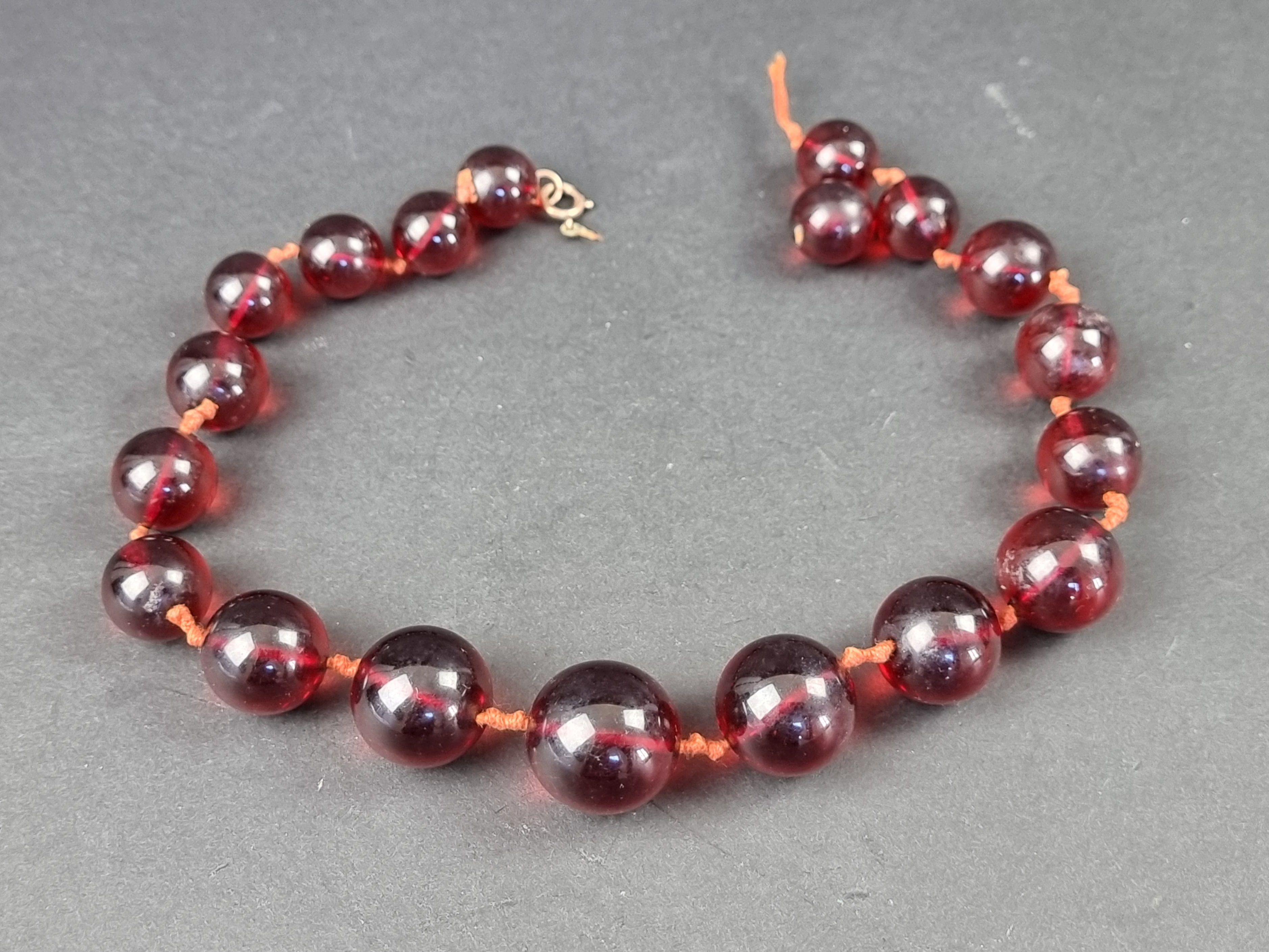 An amber style bead necklace, 44cm long.