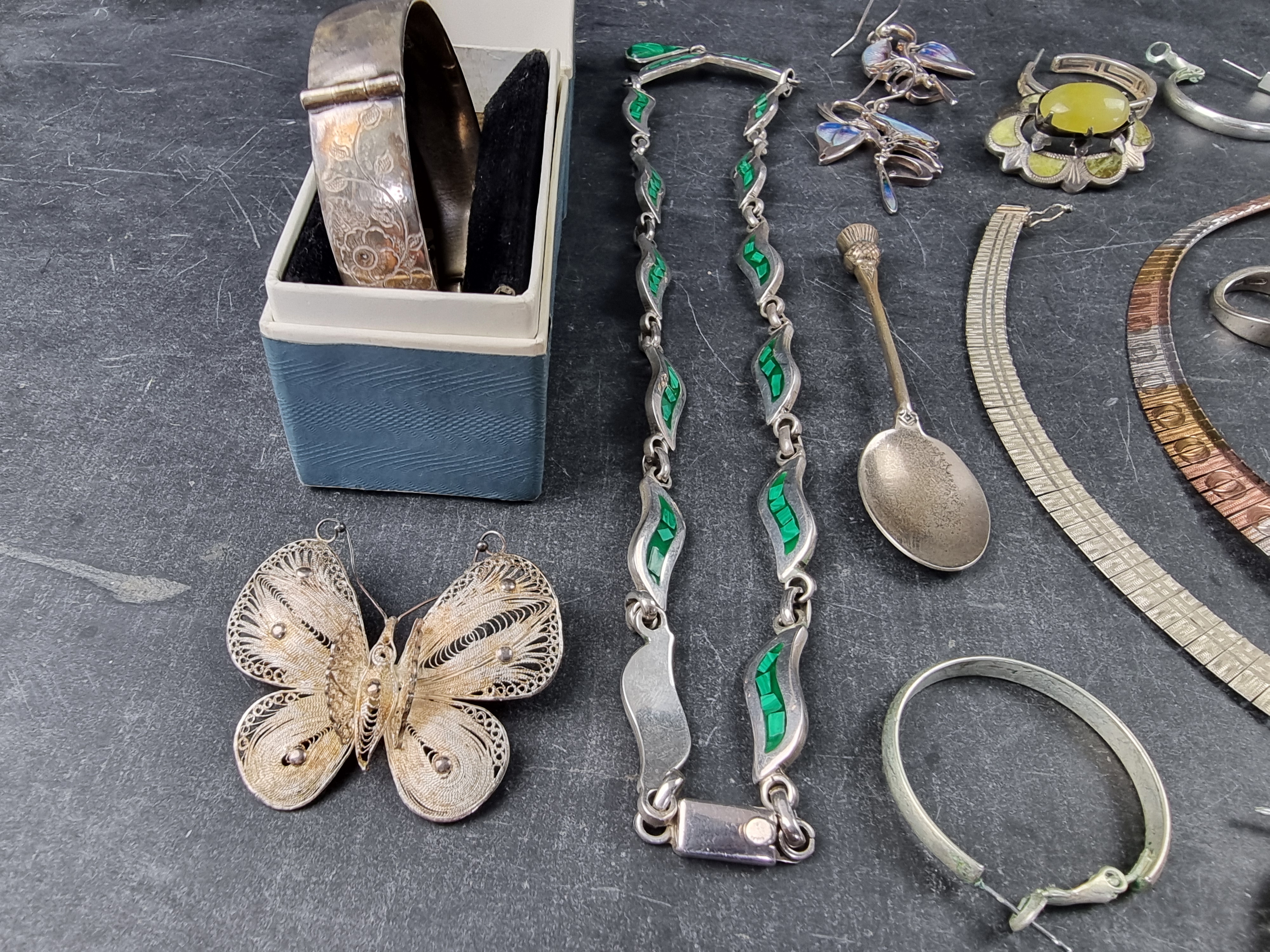 A small quantity of jewellery, stamped '925' and similar; together with a silver hinged bangle. - Image 5 of 5