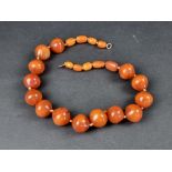 An amber bead necklace, 50cm long, gross weight 85g.