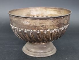 A silver pedestal bowl, by Walker & Hall, Sheffield 1899, 17cm high, 26cm diameter, 997g.