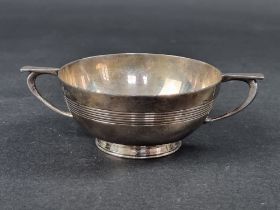 A silver twin handled bowl, by Adie Brothers Ltd, Birmingham 1924, 9.5cm diameter, 146g.