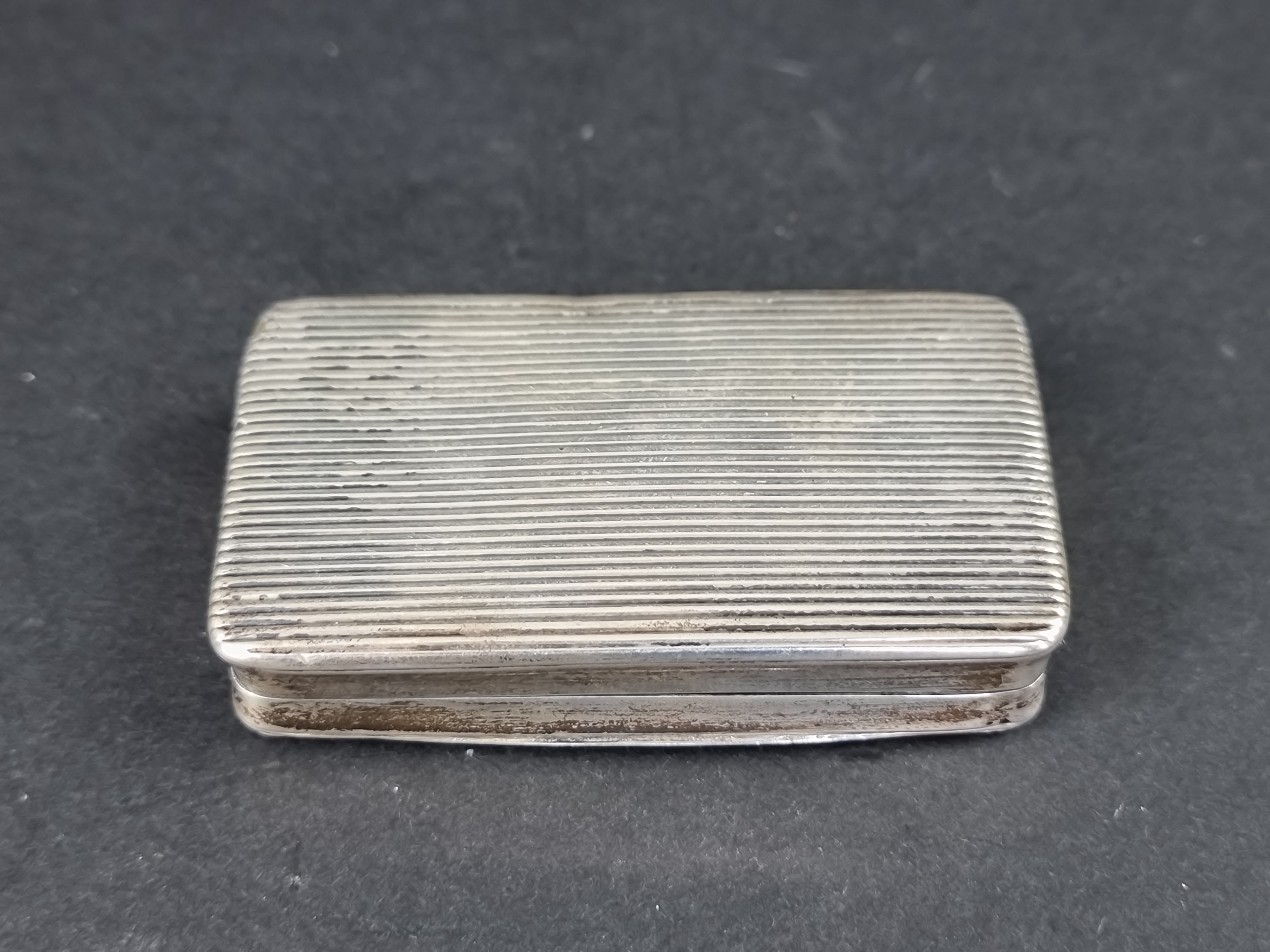 A continental white metal snuff box, 7.5cm wide. - Image 4 of 4