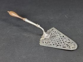 A George III silver slice, having turned wooden handle, by Edward Aldridge, London 1764, 31cm