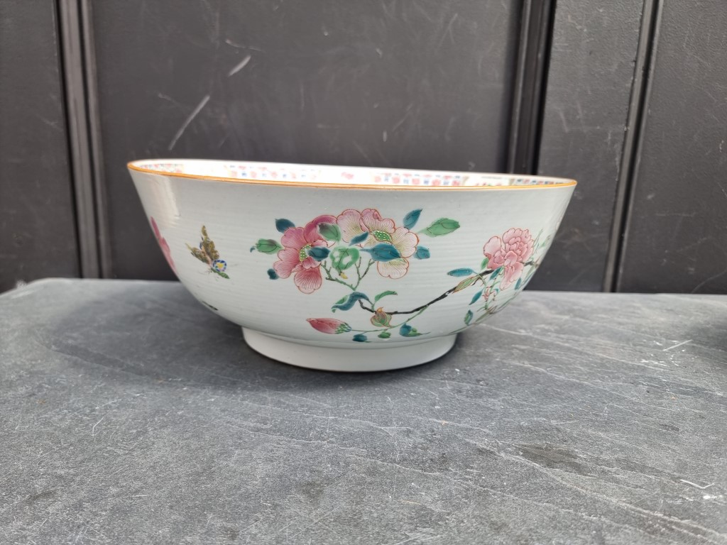 Three Chinese famille rose bowls, largest 34cm diameter; together with another Kangxi famille - Bild 3 aus 22