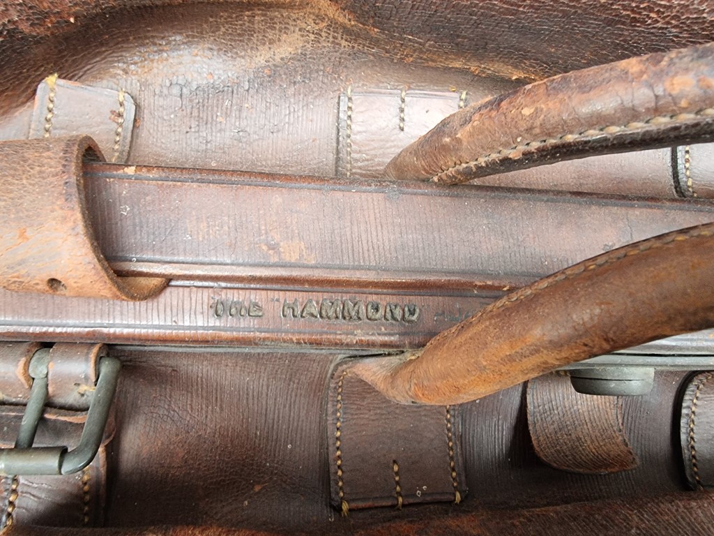 A large leather Gladstone bag. - Image 4 of 5