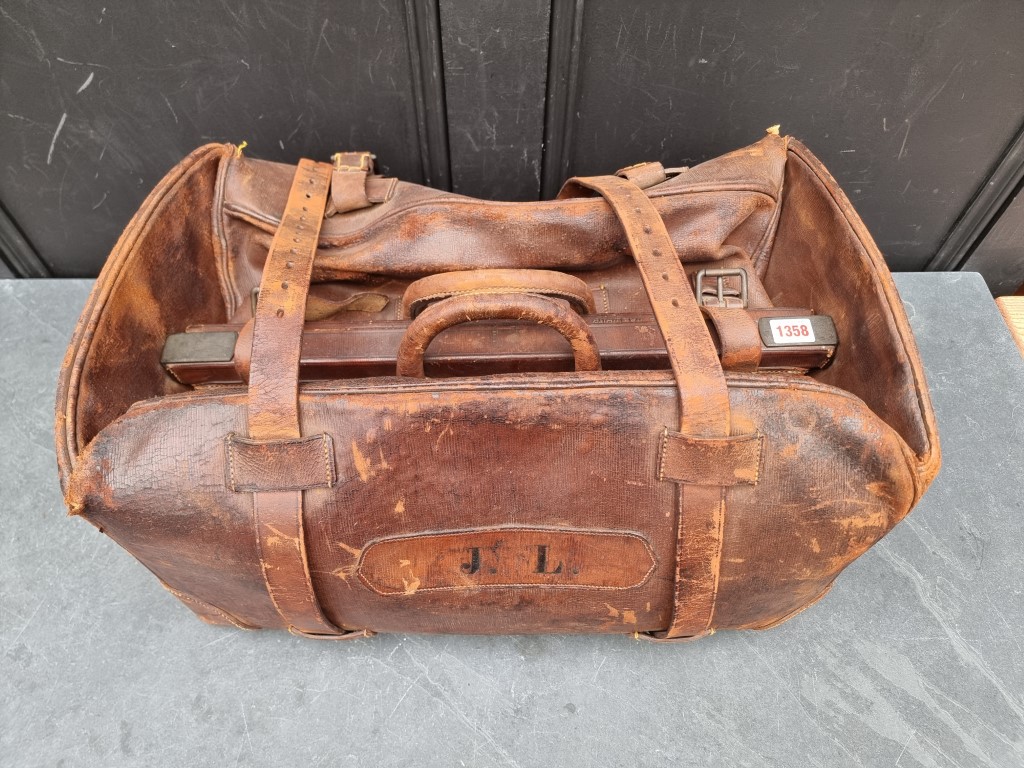 A large leather Gladstone bag. - Image 2 of 5