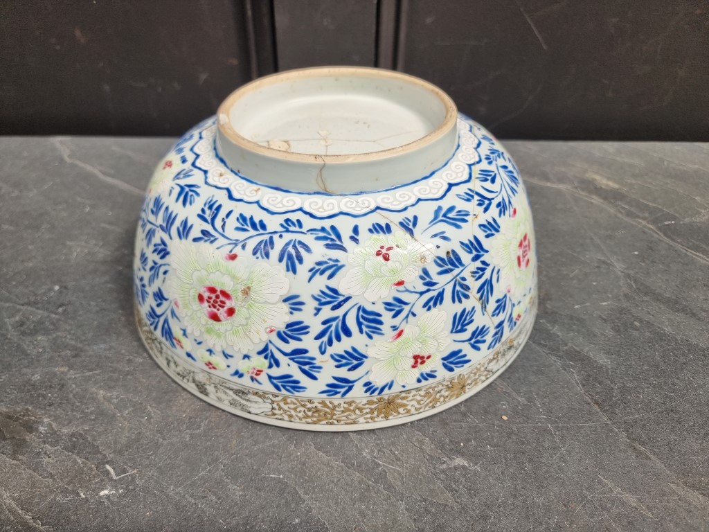 Three Chinese famille rose bowls, largest 34cm diameter; together with another Kangxi famille - Bild 17 aus 22