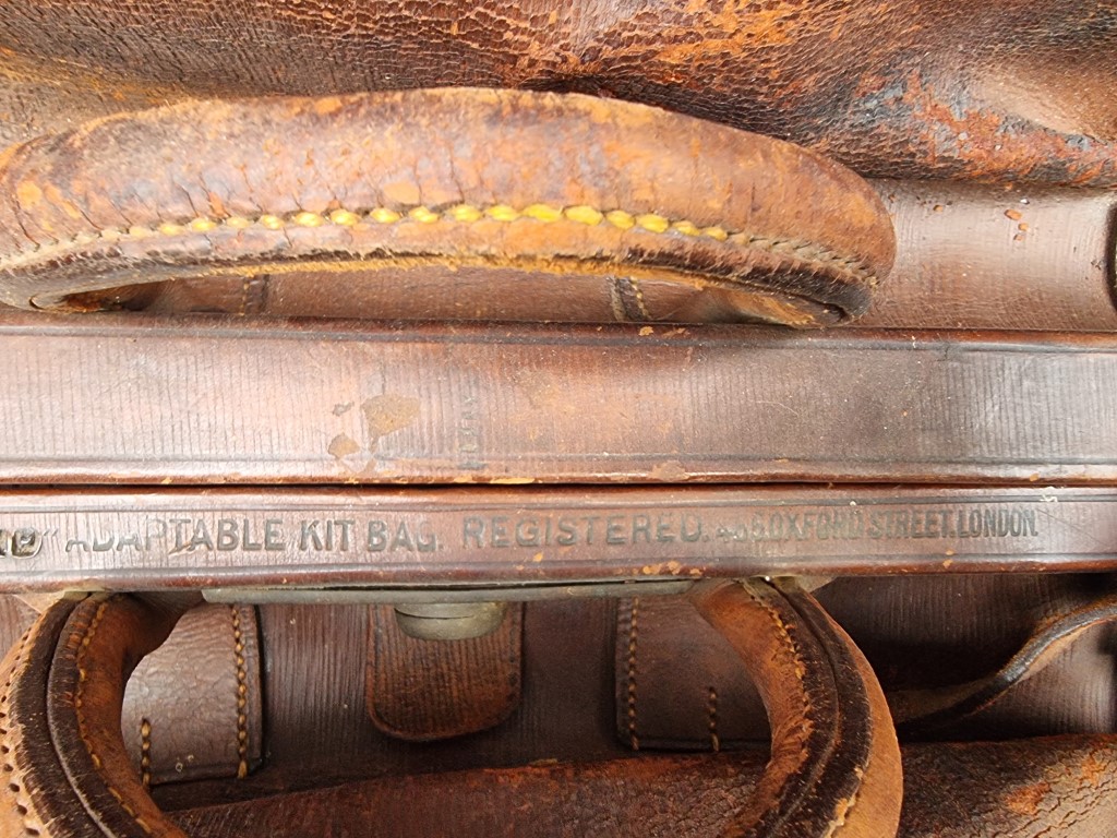A large leather Gladstone bag. - Image 5 of 5