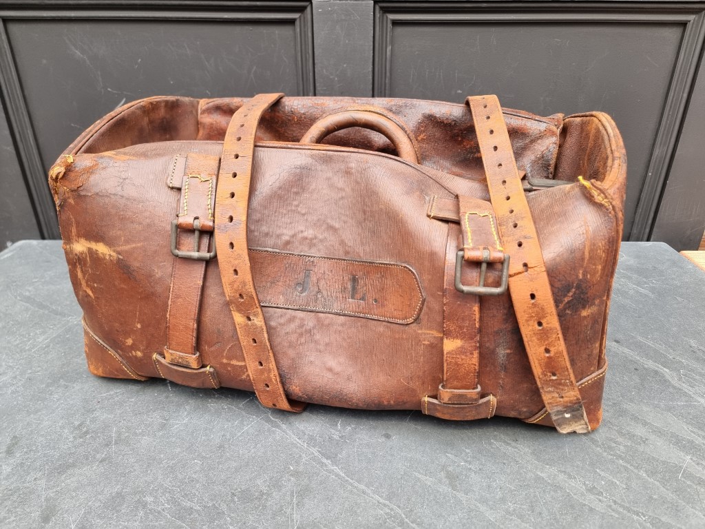A large leather Gladstone bag. - Image 3 of 5