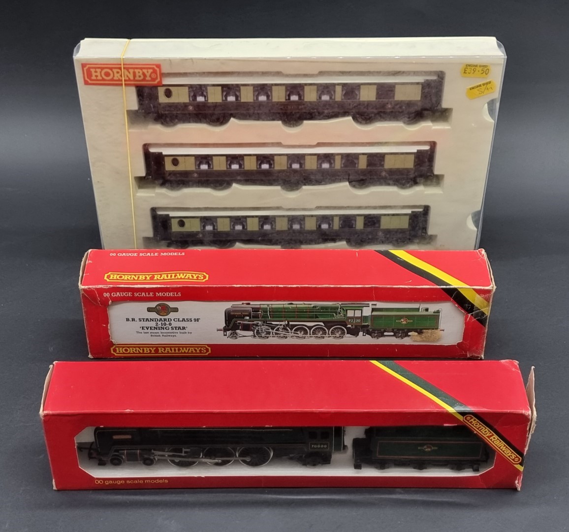 Hornby: a boxed 'Britannia' locomotive; together with a set of three Pullman coaches, and another