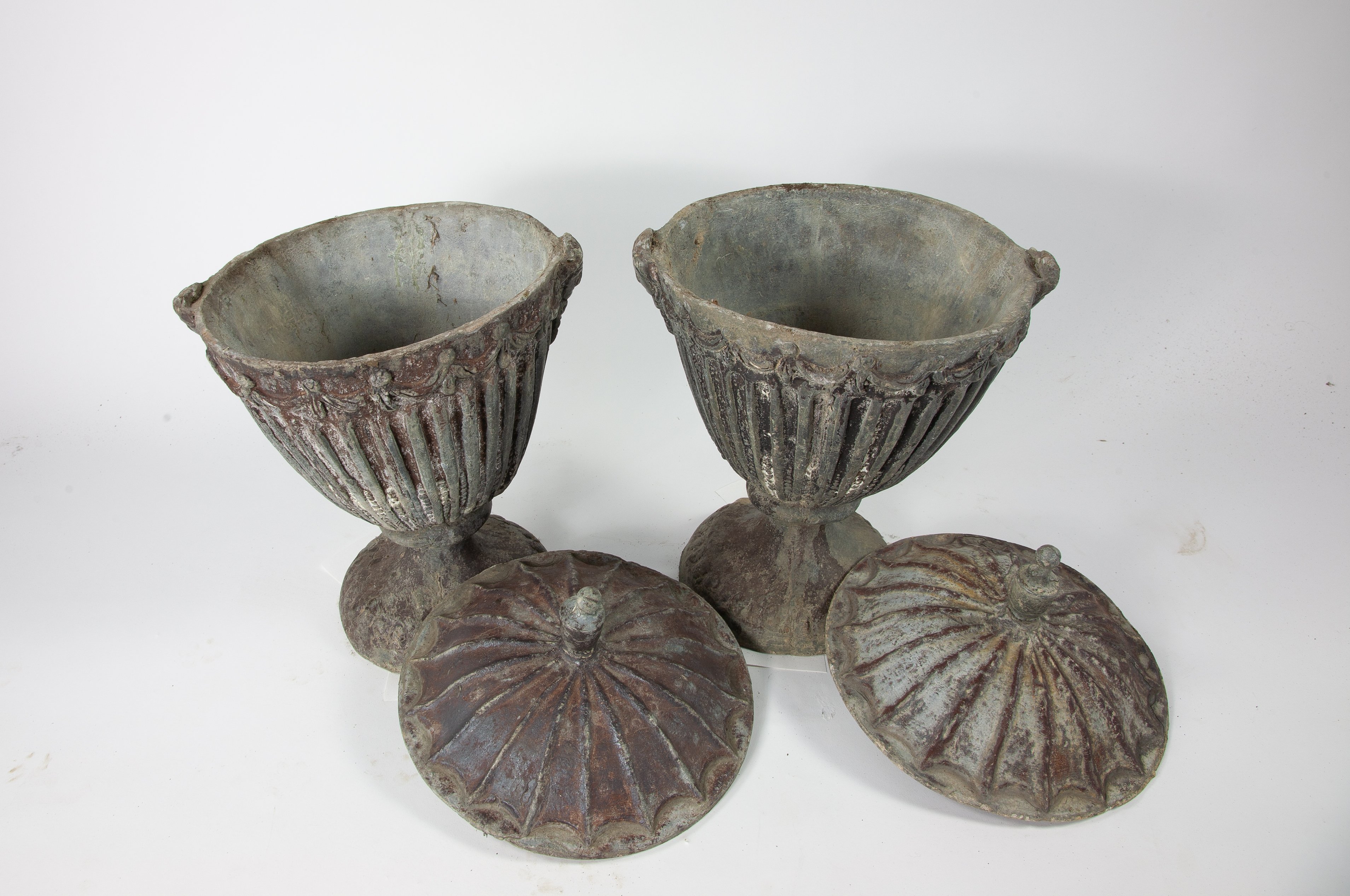 A pair of lead lidded urns - Image 4 of 4