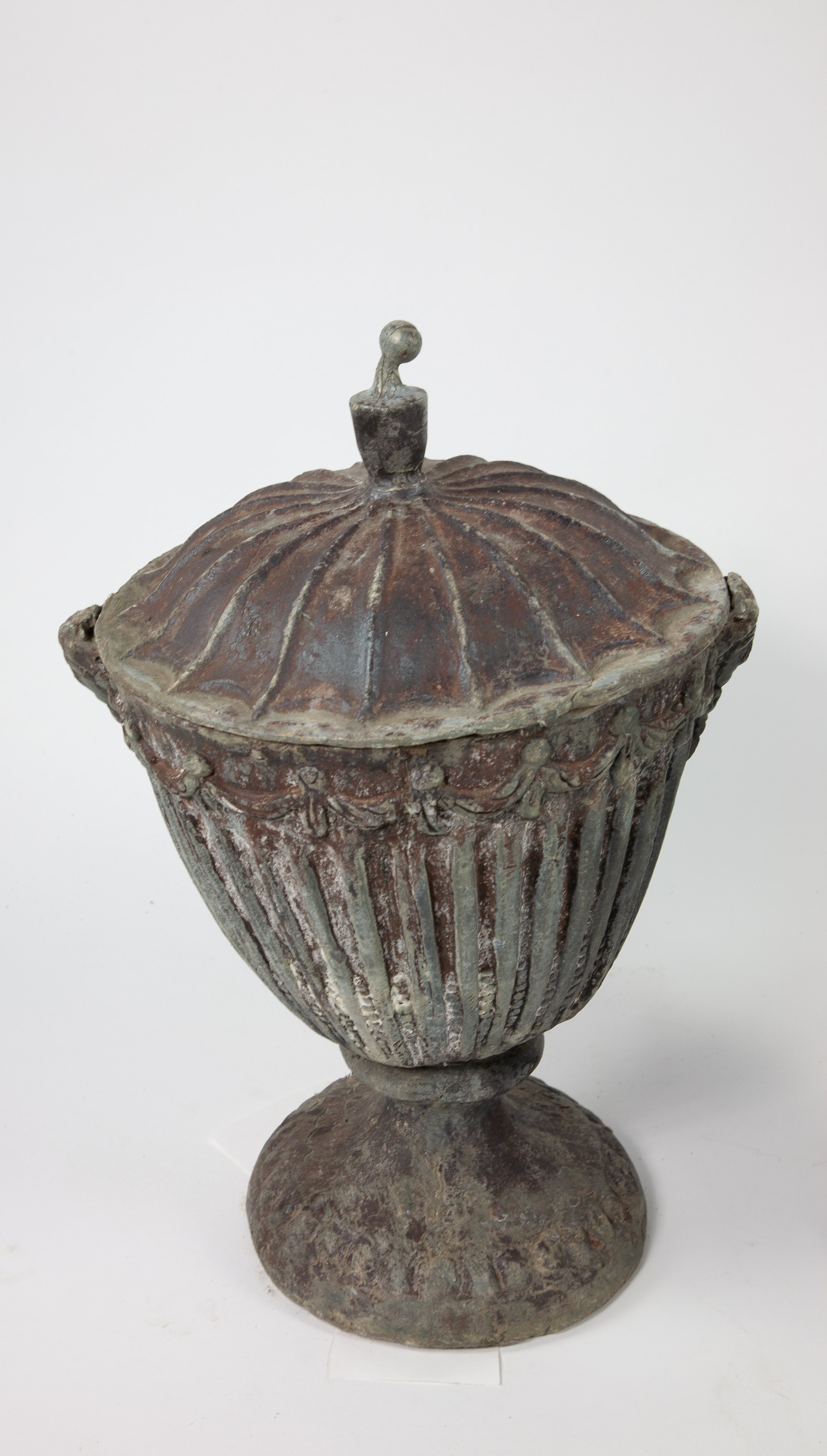 A pair of lead lidded urns - Image 2 of 4