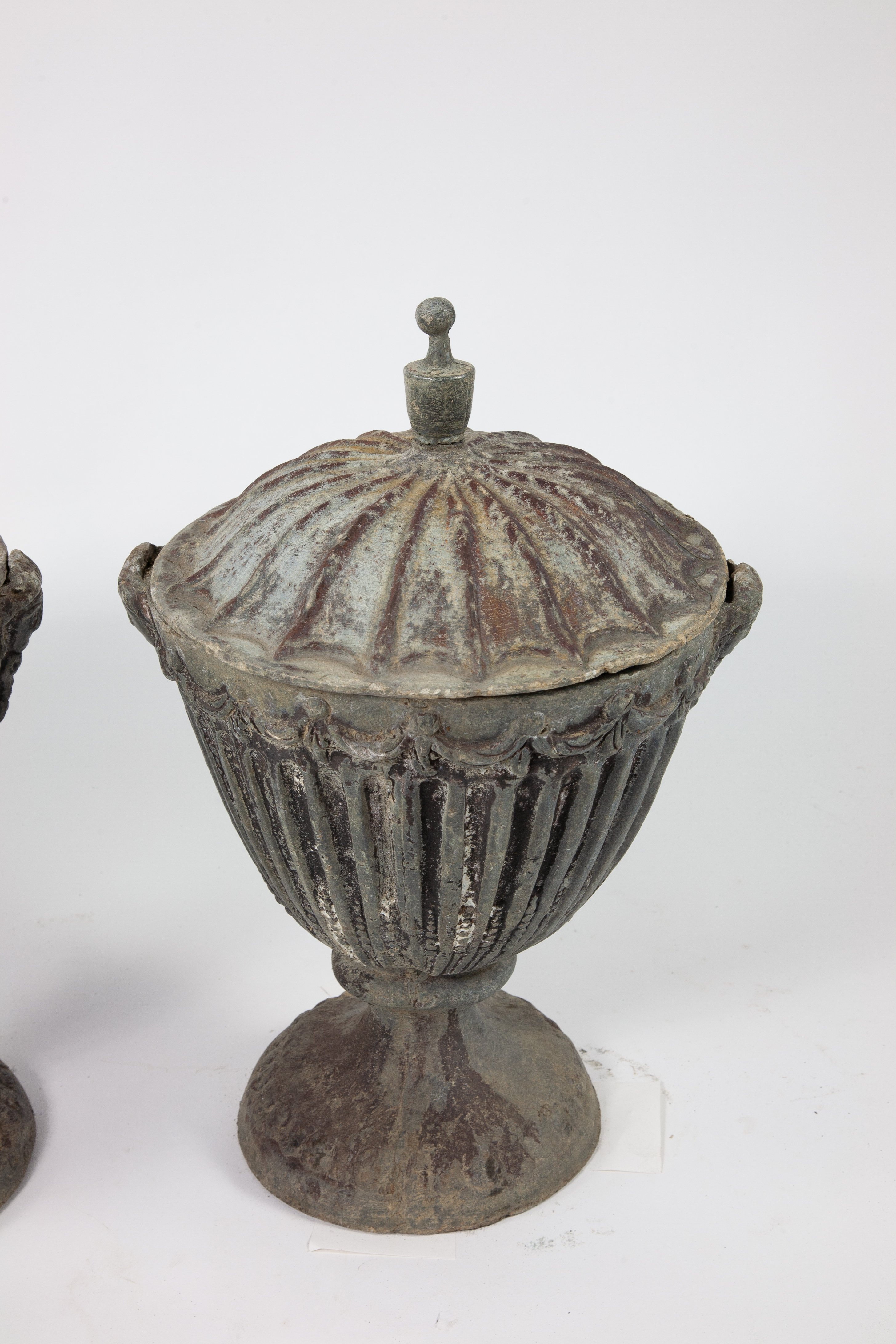 A pair of lead lidded urns - Image 3 of 4