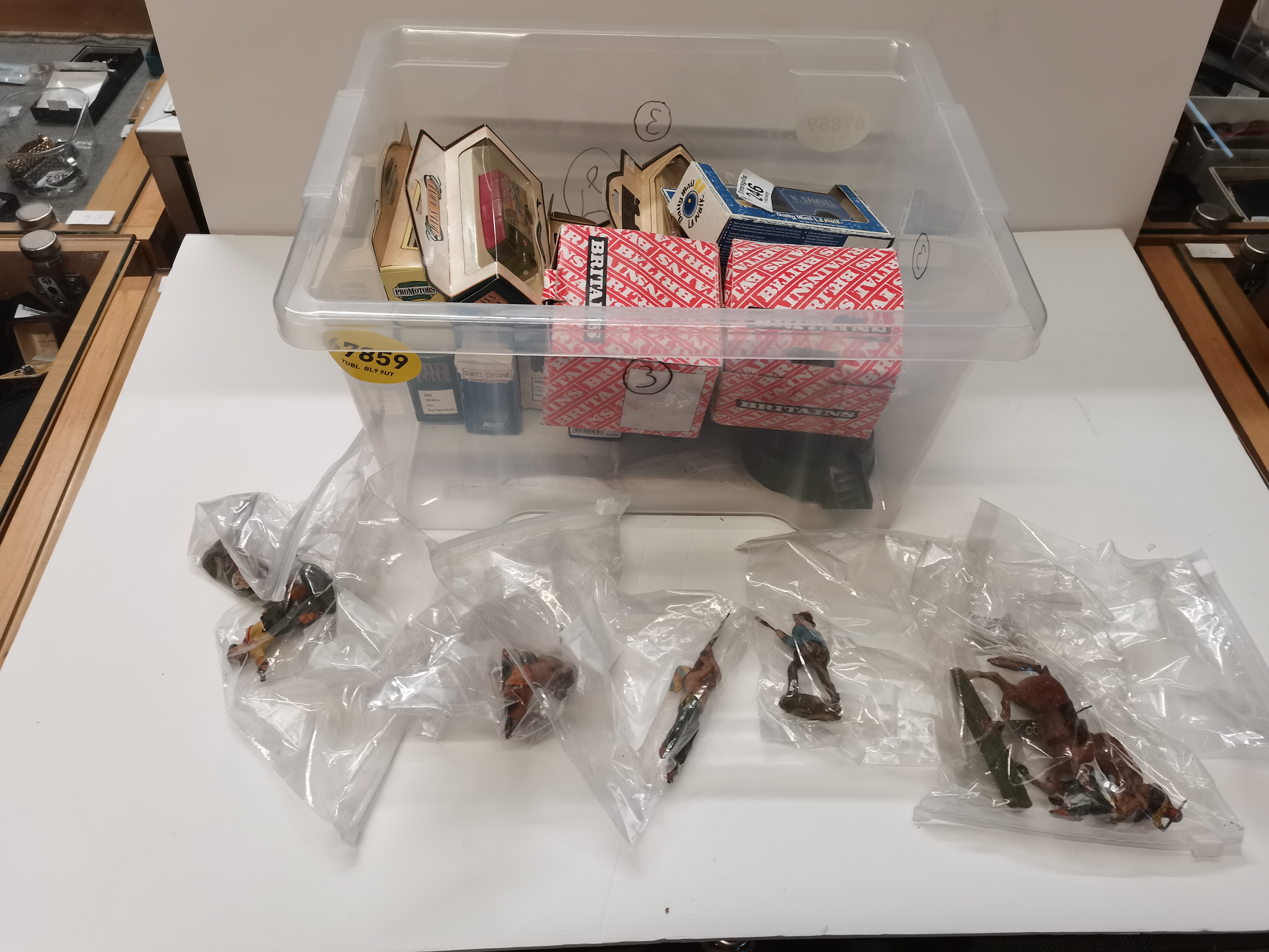 Box of Brittains figures, die-cast cars, vans etc - Image 2 of 3