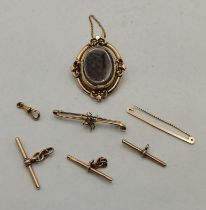 A group of gold jewellery, including a Victorian hairwork mourning brooch, a spider bar brooch, etc.