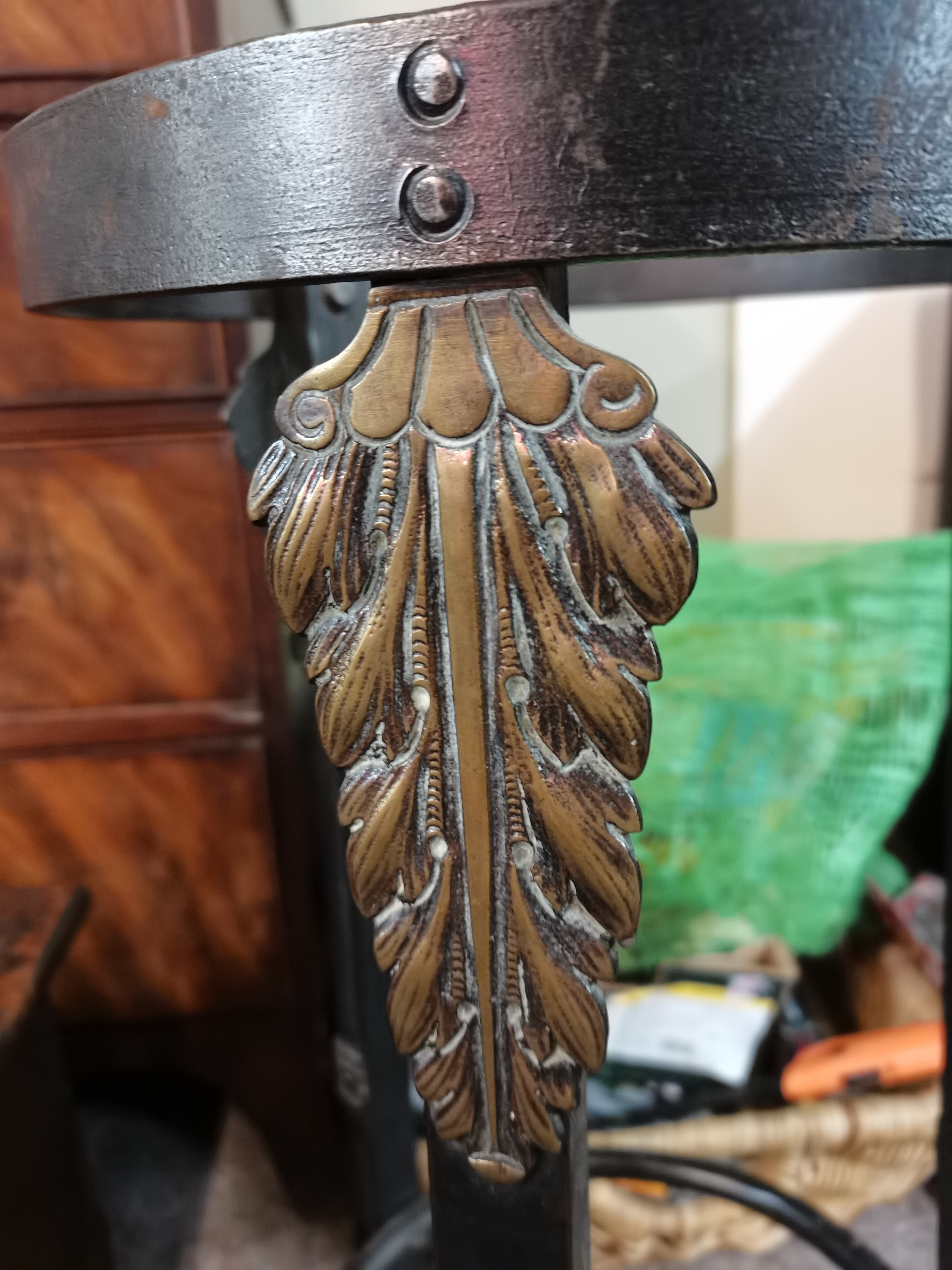 A quality cast iron pot stand with bronze stlye claw feet and leaf decoration - Image 2 of 3