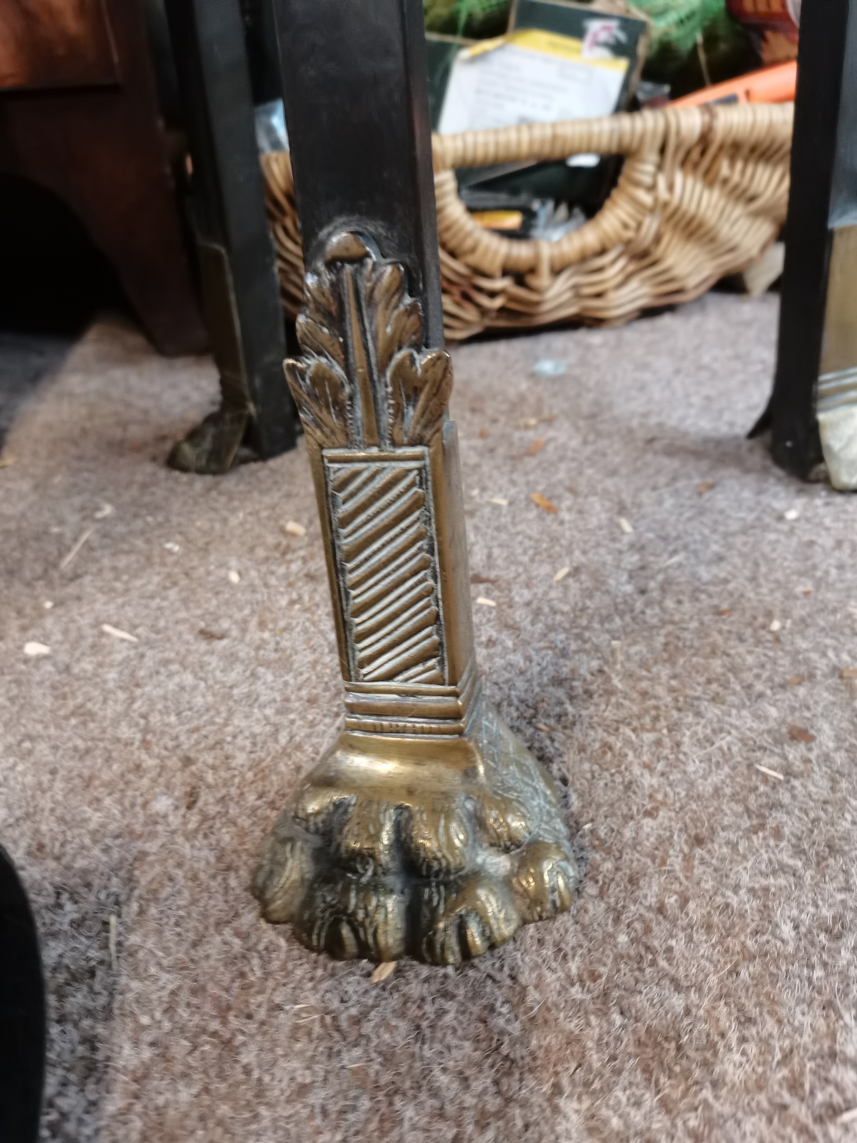 A quality cast iron pot stand with bronze stlye claw feet and leaf decoration - Image 3 of 3
