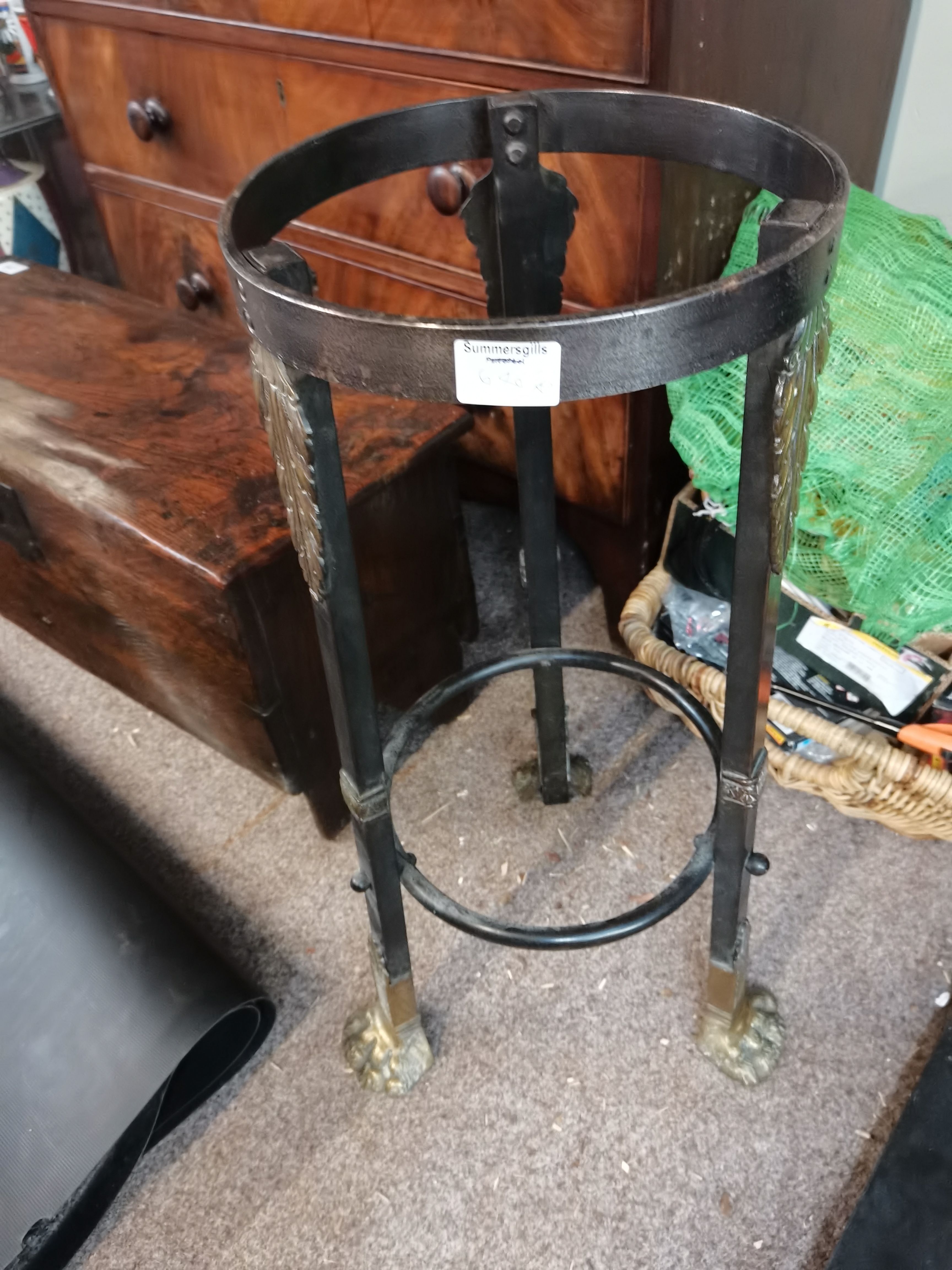 A quality cast iron pot stand with bronze stlye claw feet and leaf decoration