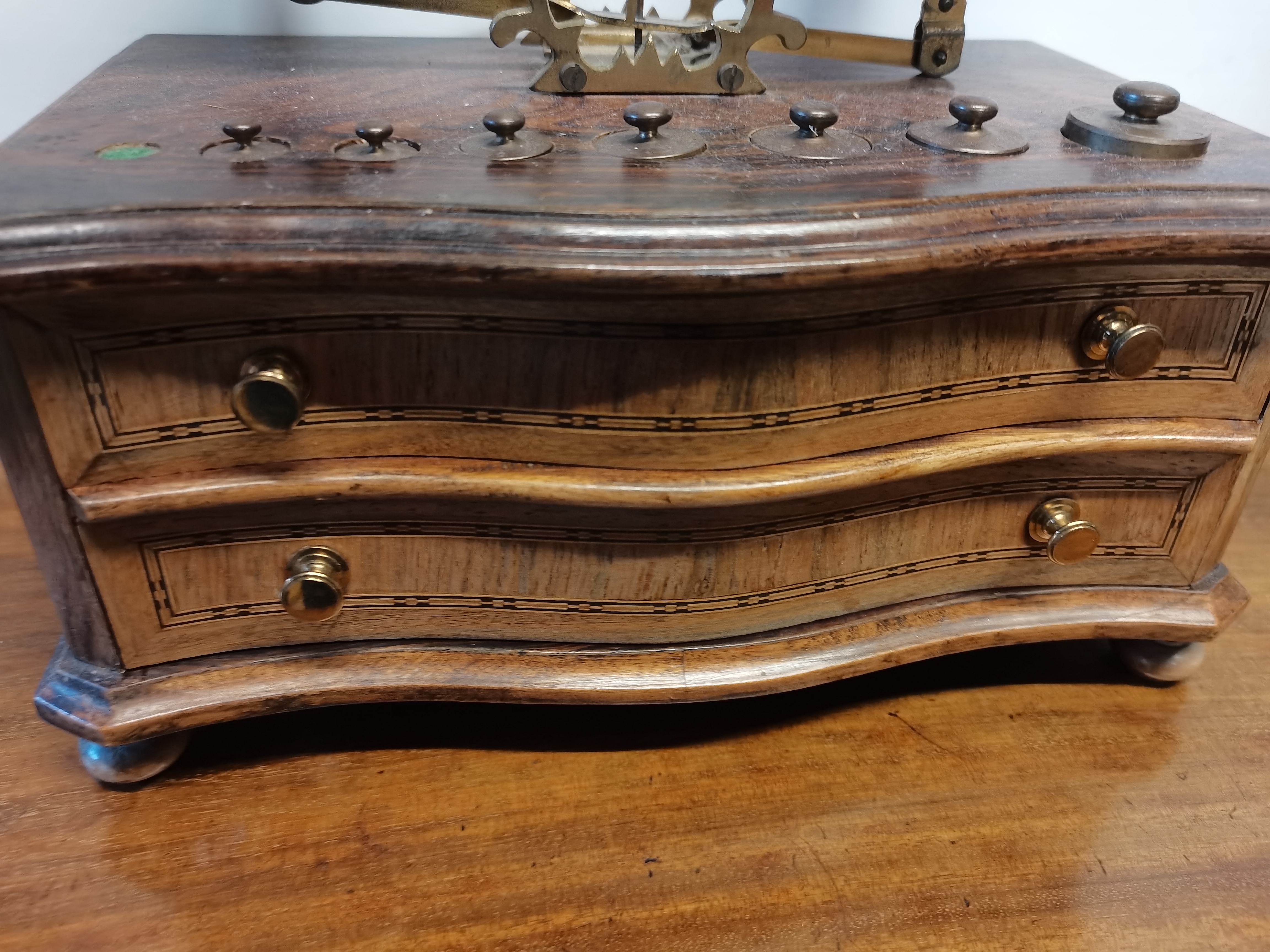 A quality inlaid mahogany set of postal scales with 2 drawers ( 1 weight missing ) - Image 3 of 3
