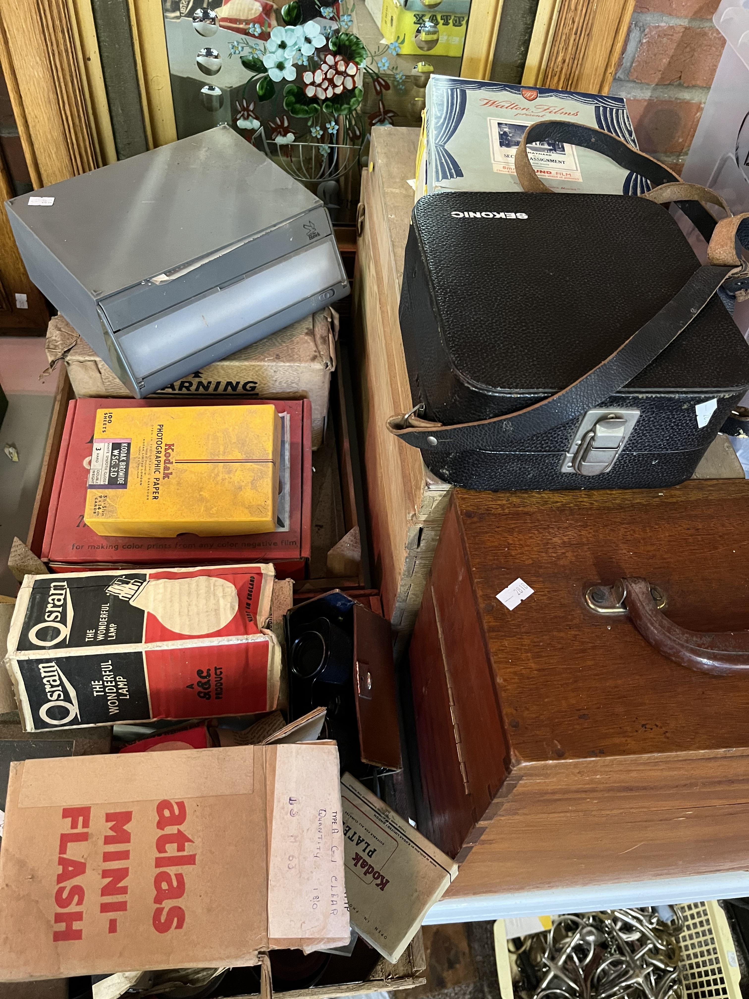 A quantity of vintage photography and film paraphernalia
