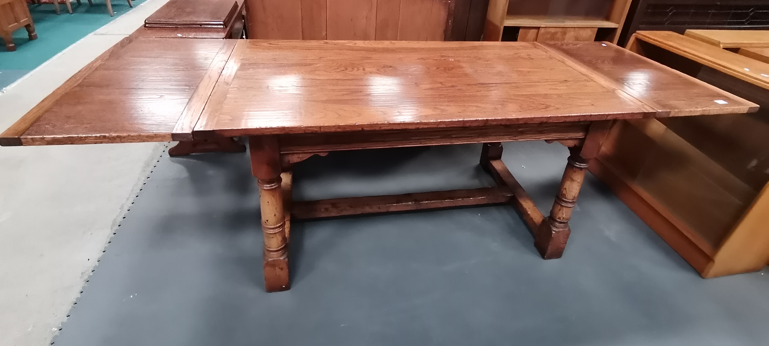 A Titchmarsh and Goodwin style oak dining table with 2 x pull out leaves