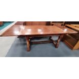 A Titchmarsh and Goodwin style oak dining table with 2 x pull out leaves