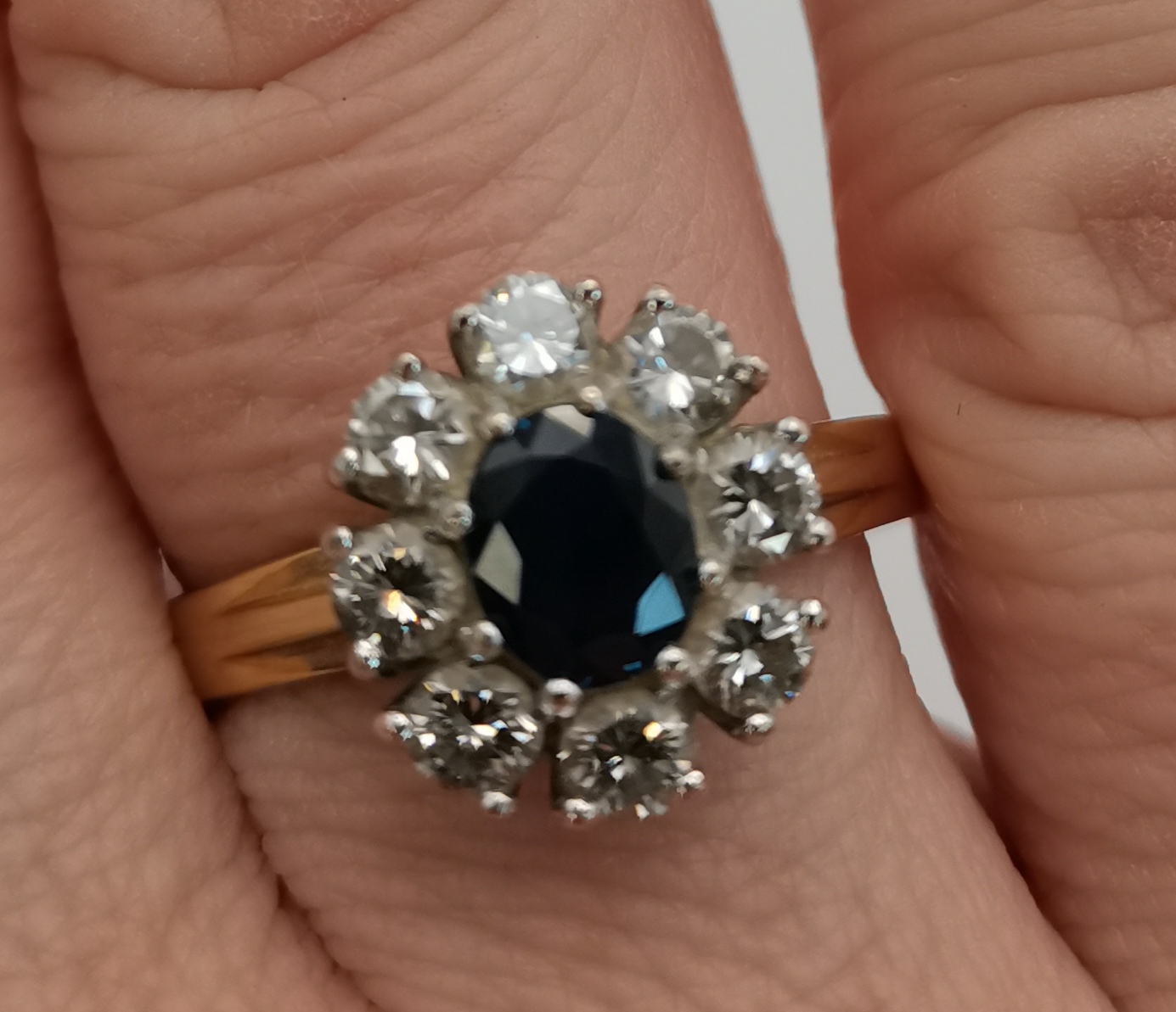 An 18 carat gold diamond and sapphire cluster ring - Image 4 of 4