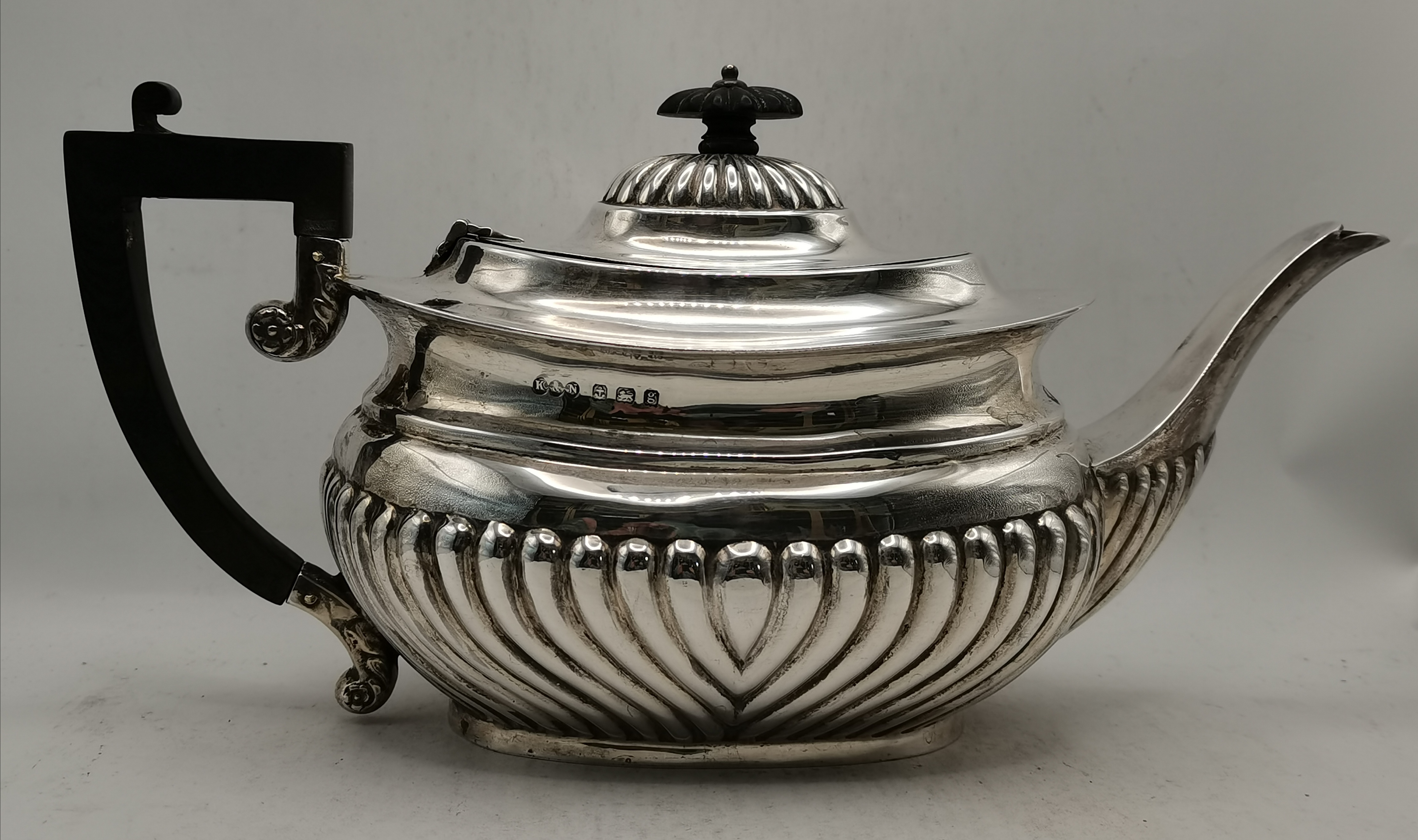An Edwardian silver four-piece tea service - Image 4 of 5