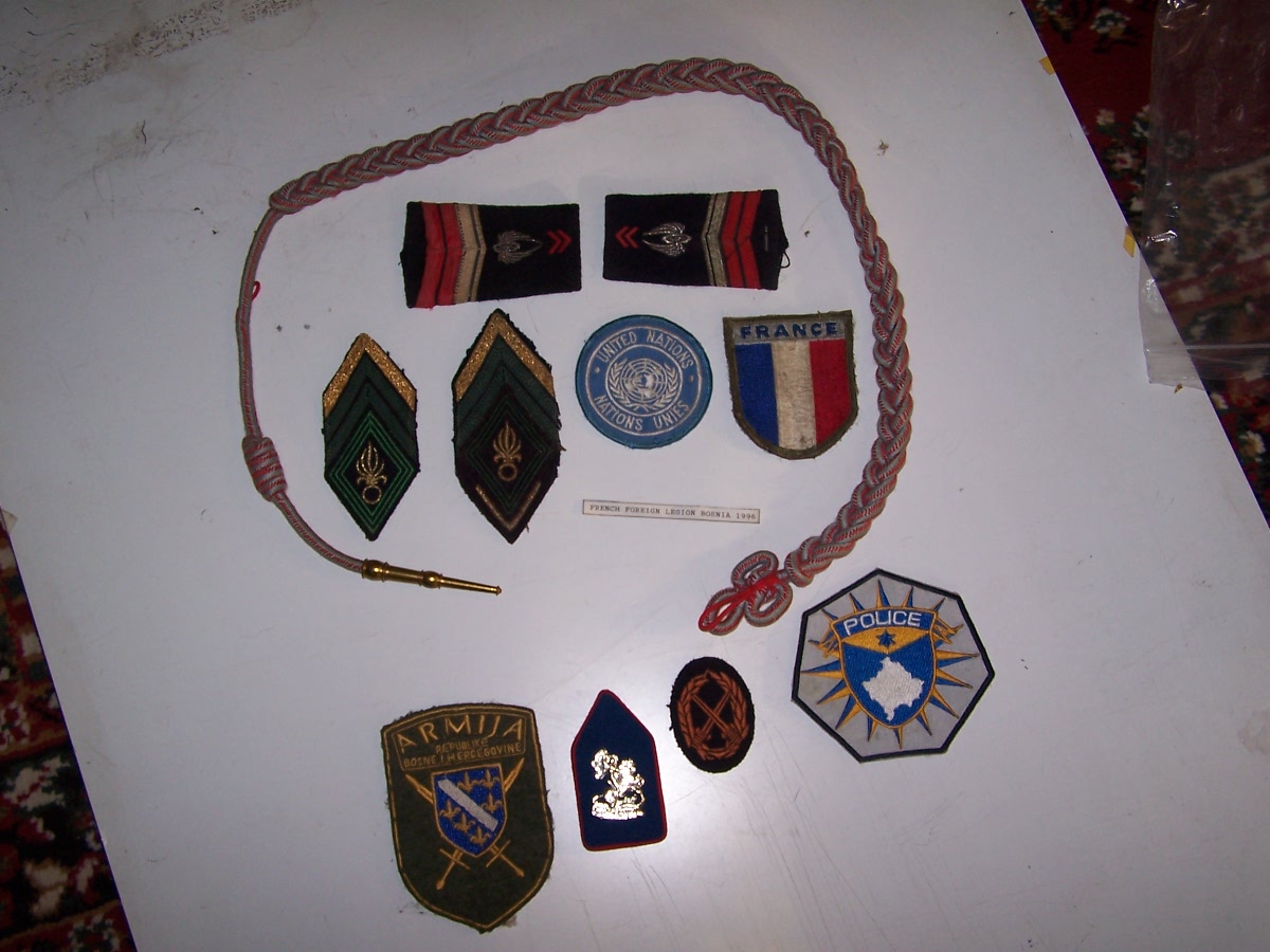 A collection of military badges and cloth insignia - Image 4 of 4