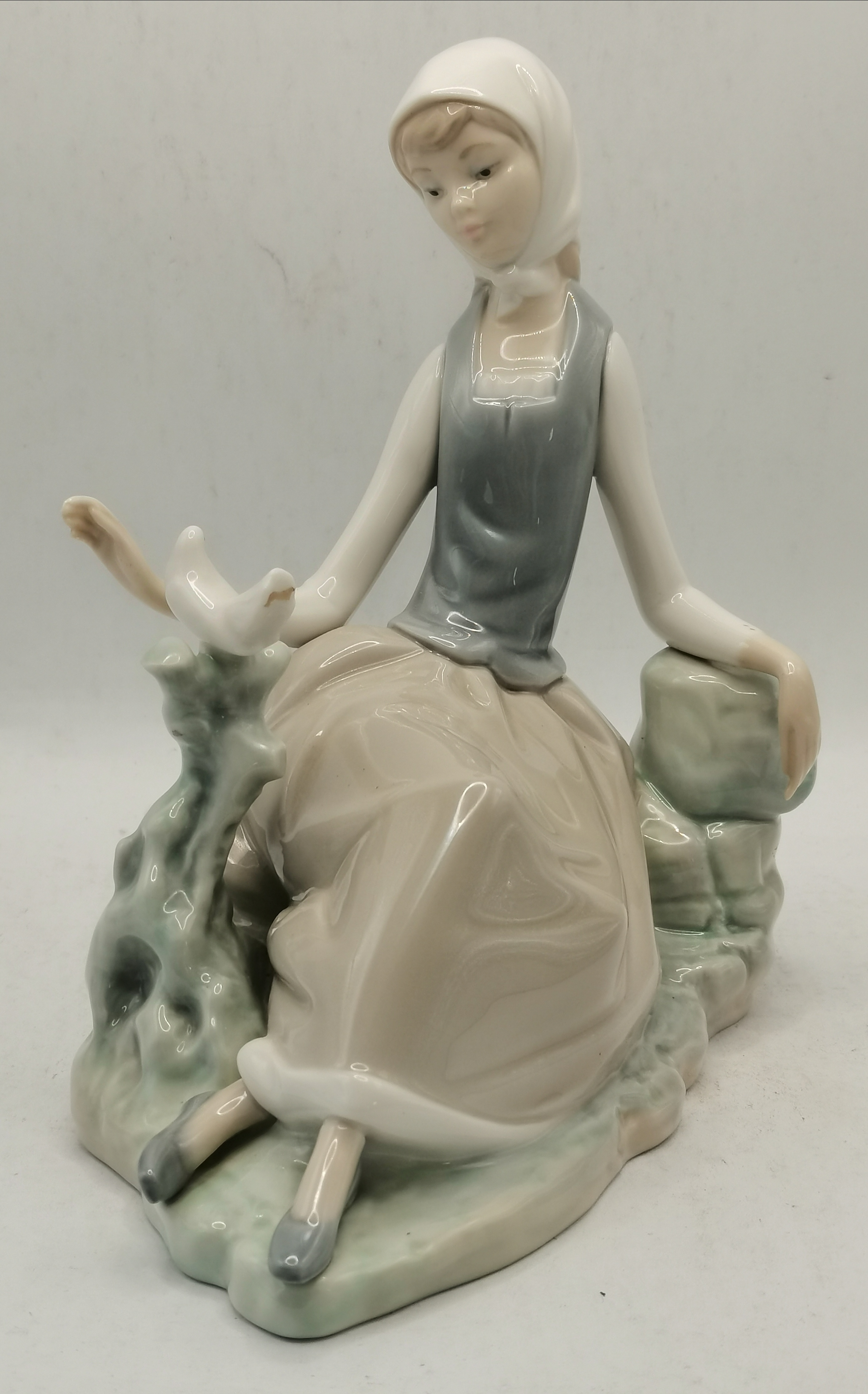 4 x Nao/ Lladro figures plus a Yardley soap dish - Image 10 of 12