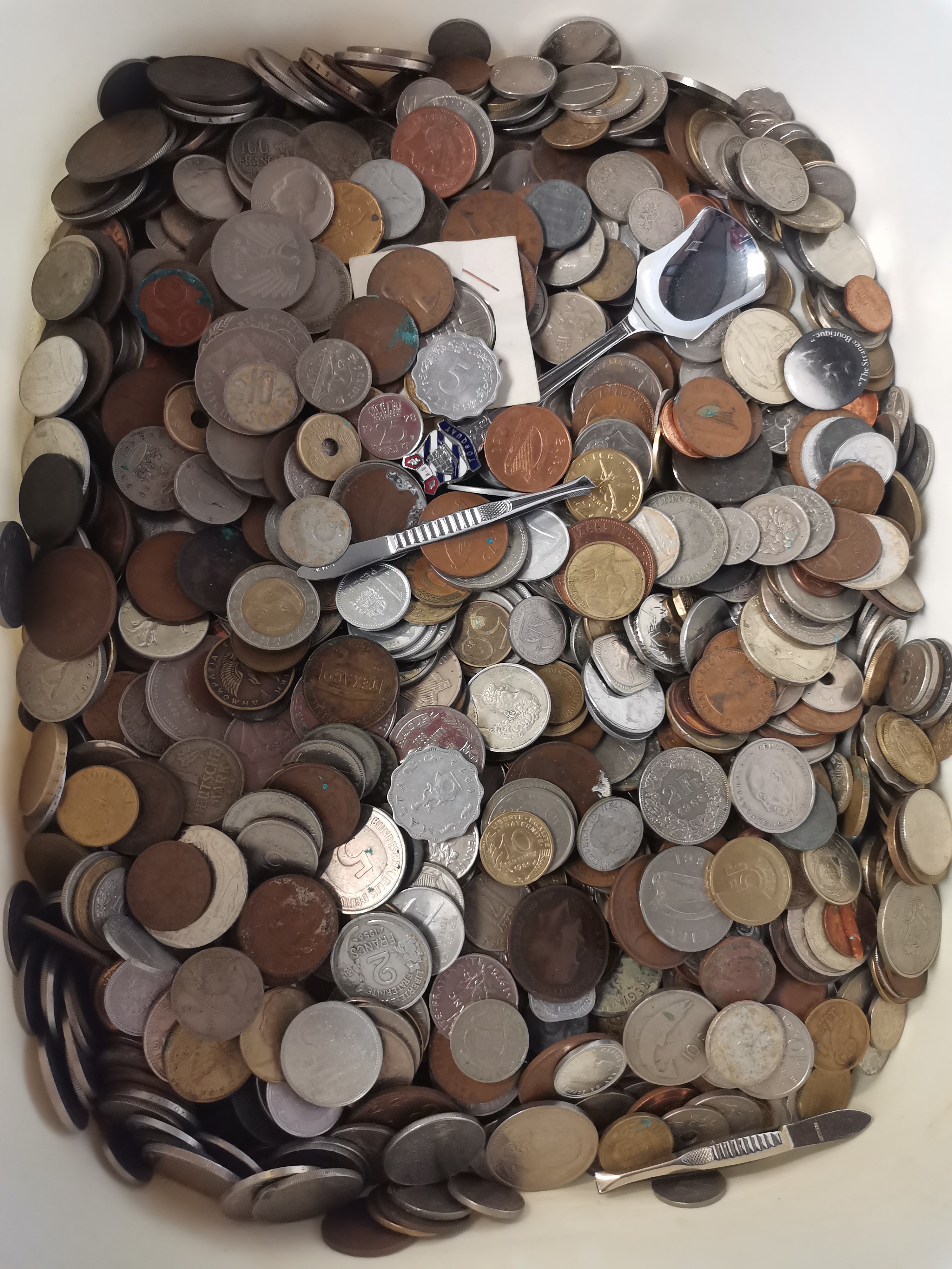 A large quantity of assorted coinage and banknotes - Image 2 of 4