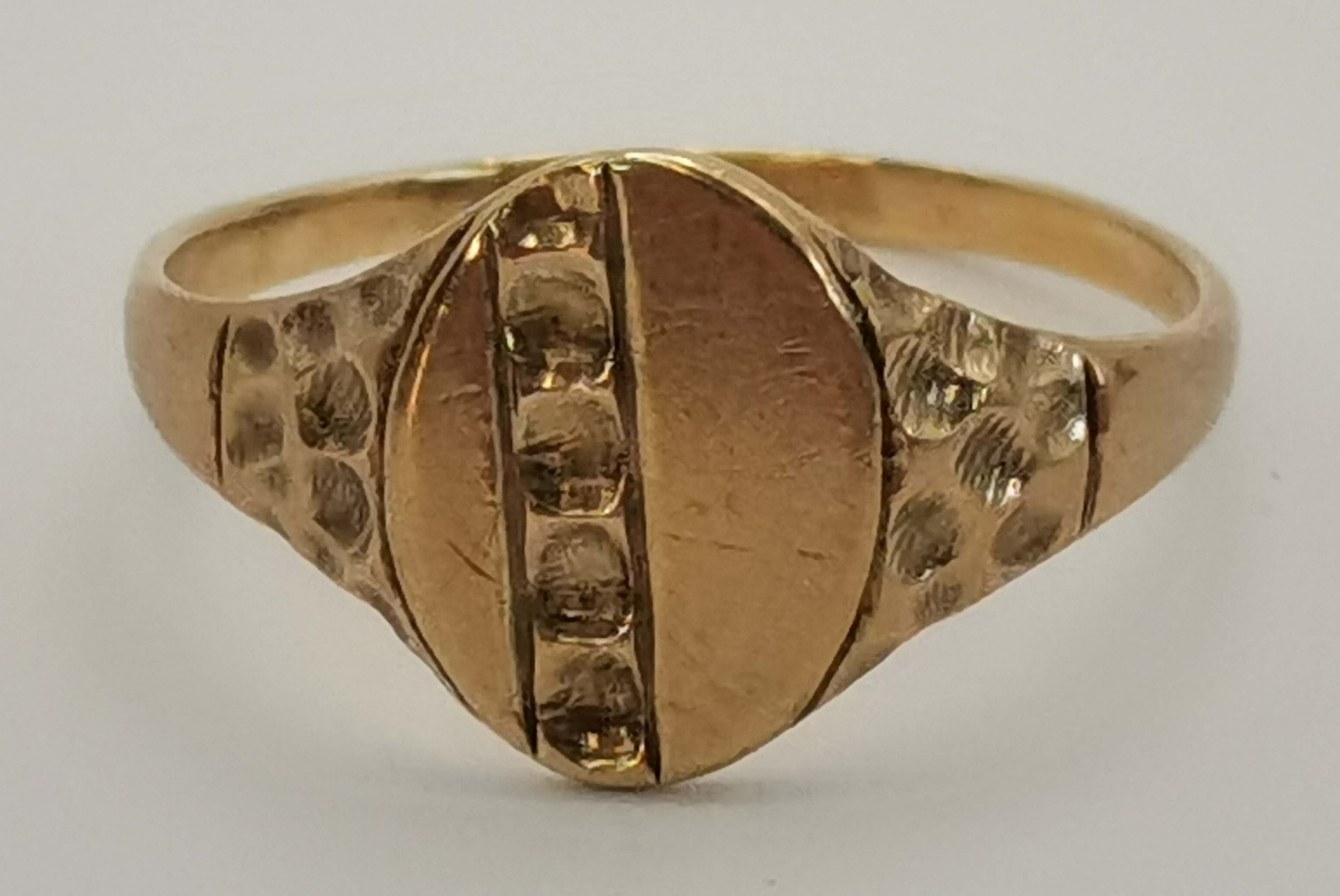 Two 9 carat gold signet rings - Image 5 of 6