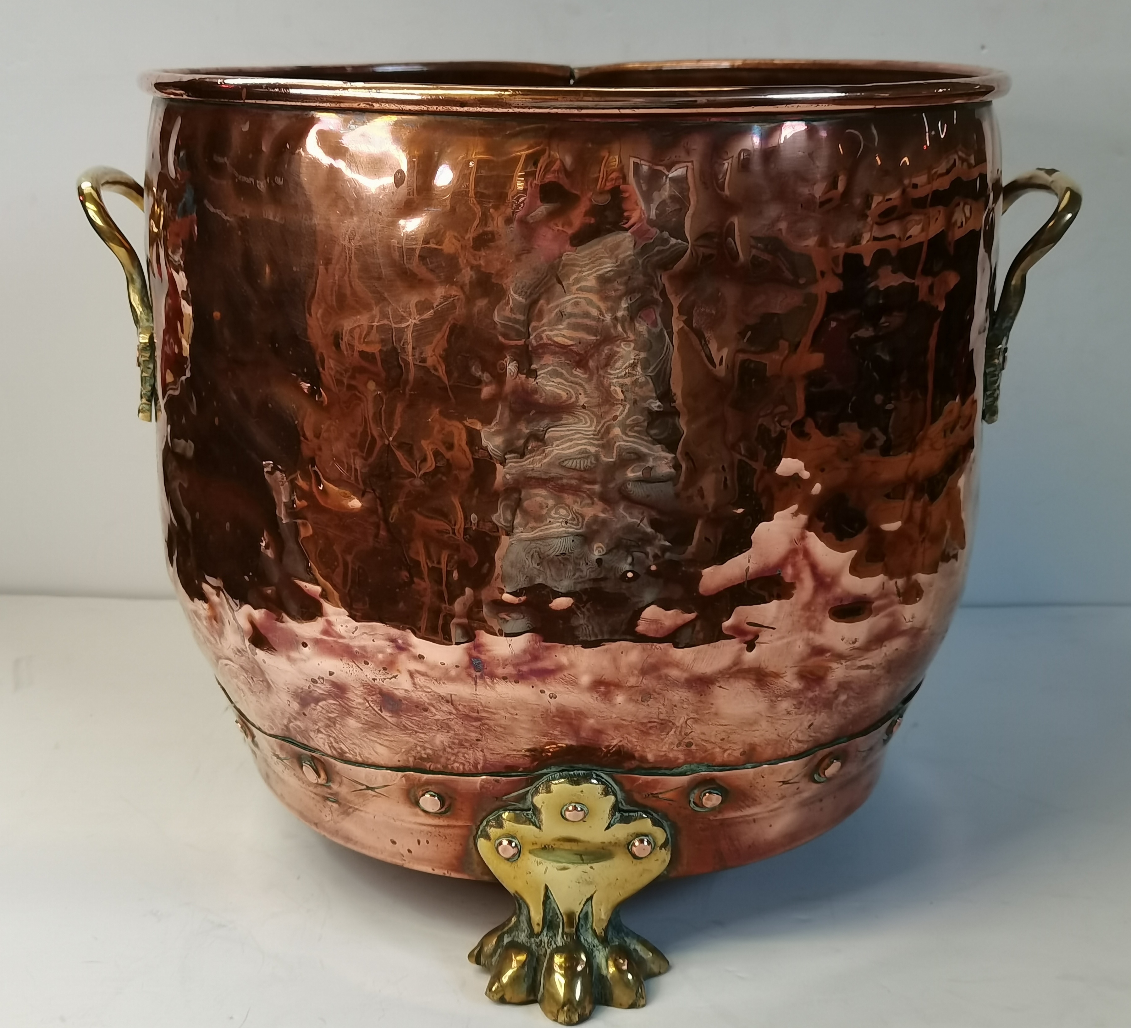 A copper coal scuttle, and a copper twin-handled jardinière - Image 3 of 5