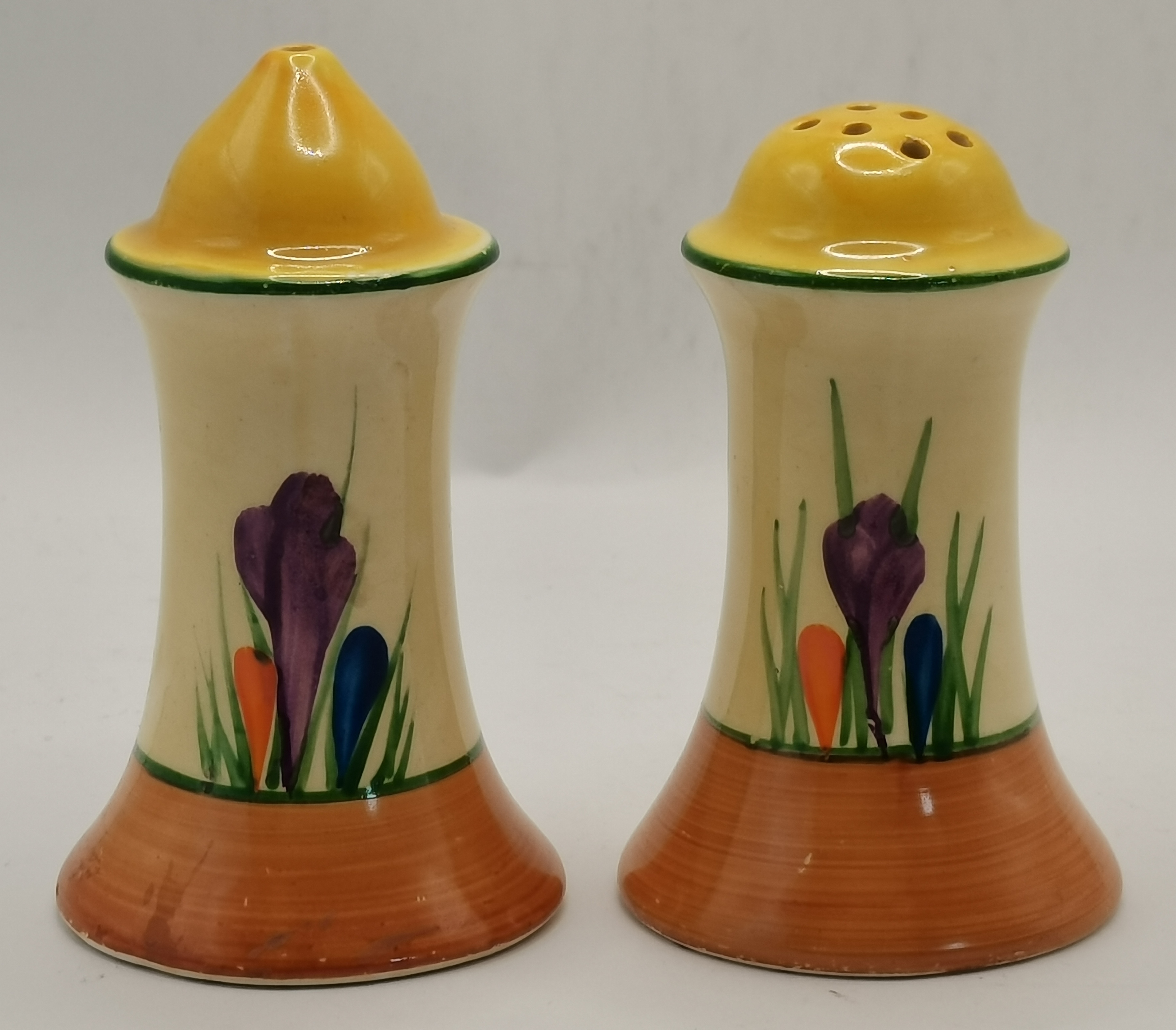 Clarice Cliff: A group of crocus decorated Bizarre wares - Image 5 of 8