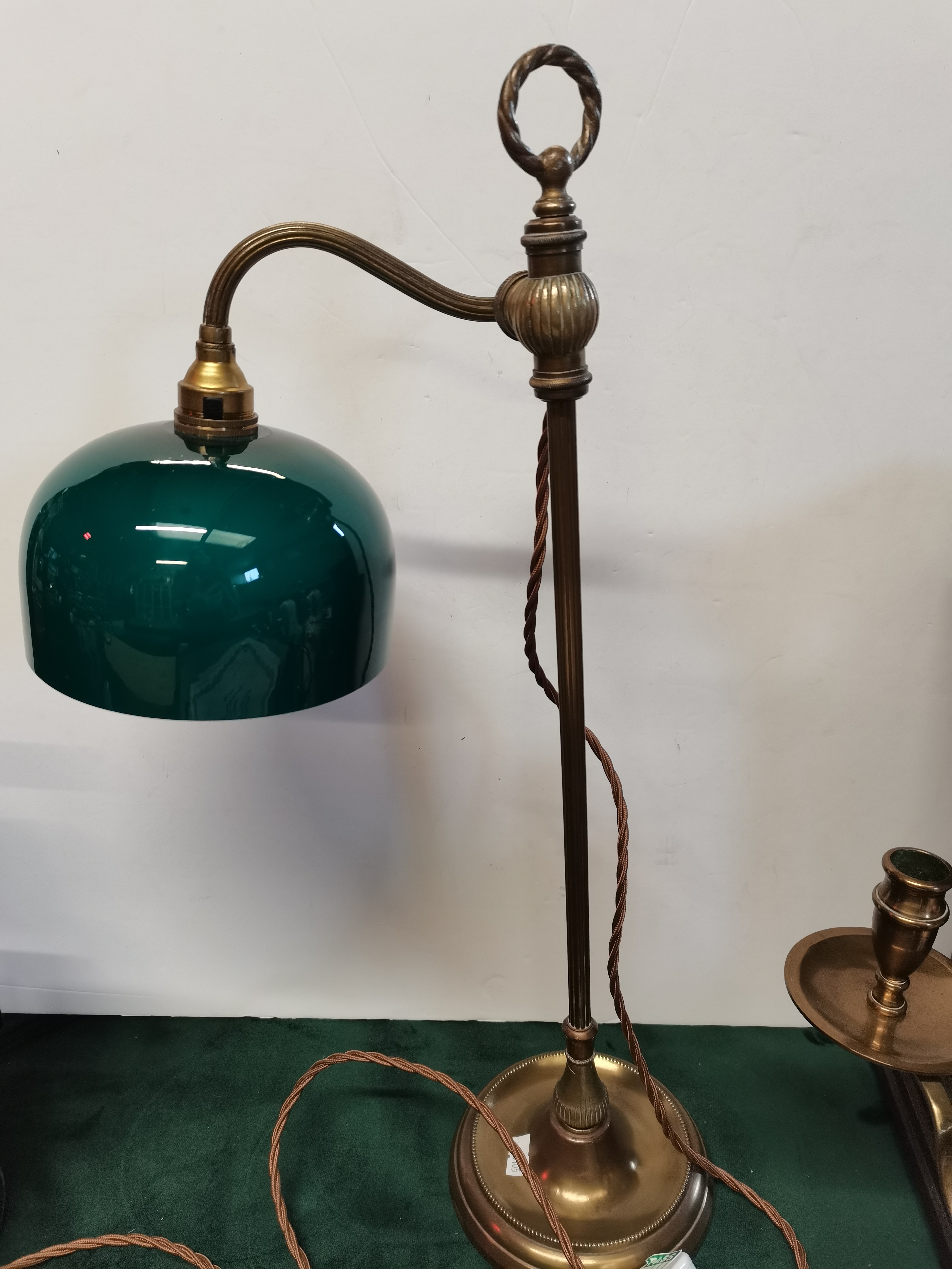 A vintage brass extending desk lamp with green shade - Bild 3 aus 3