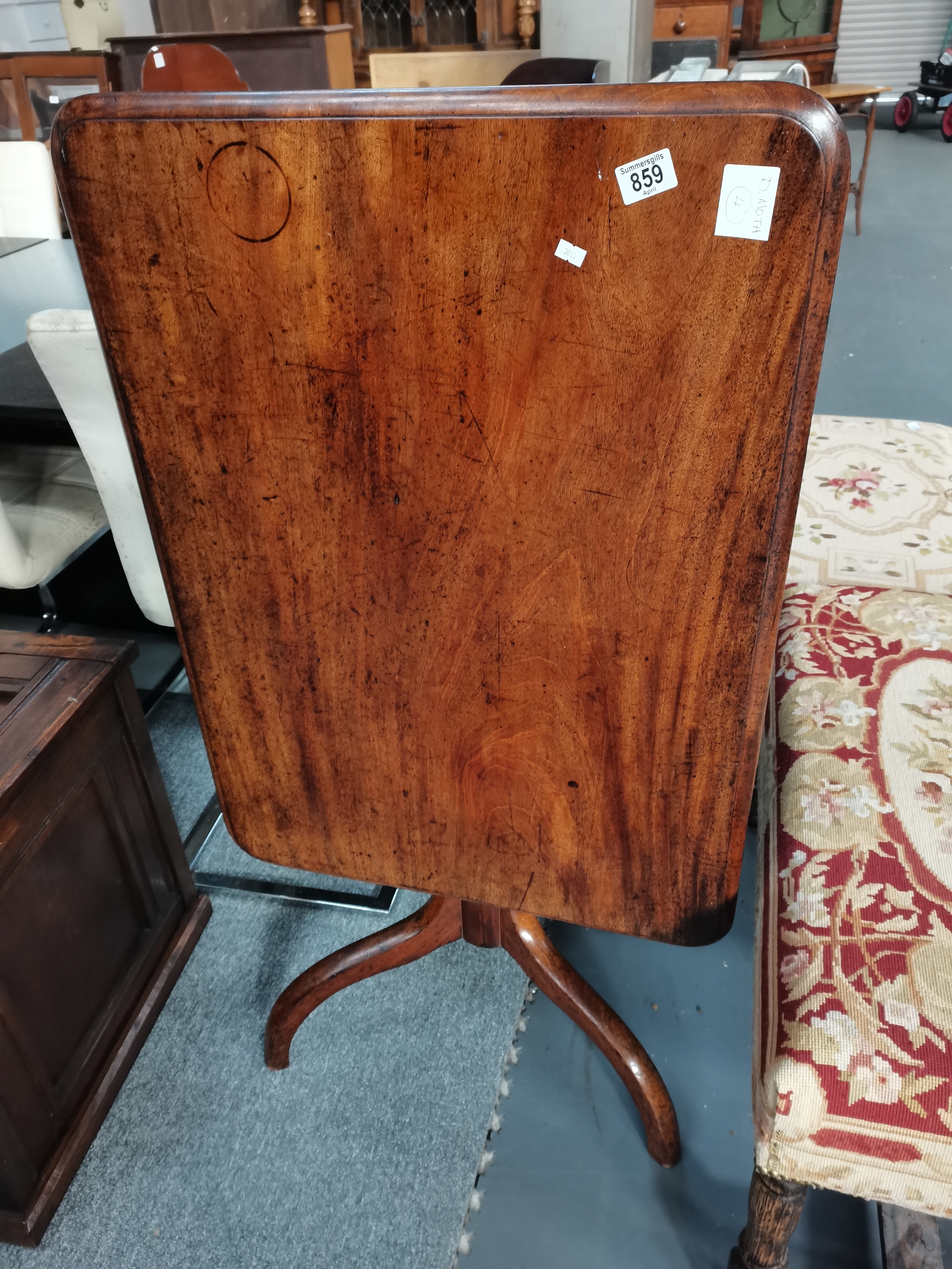 A Georgian mahogany tilt top dining table