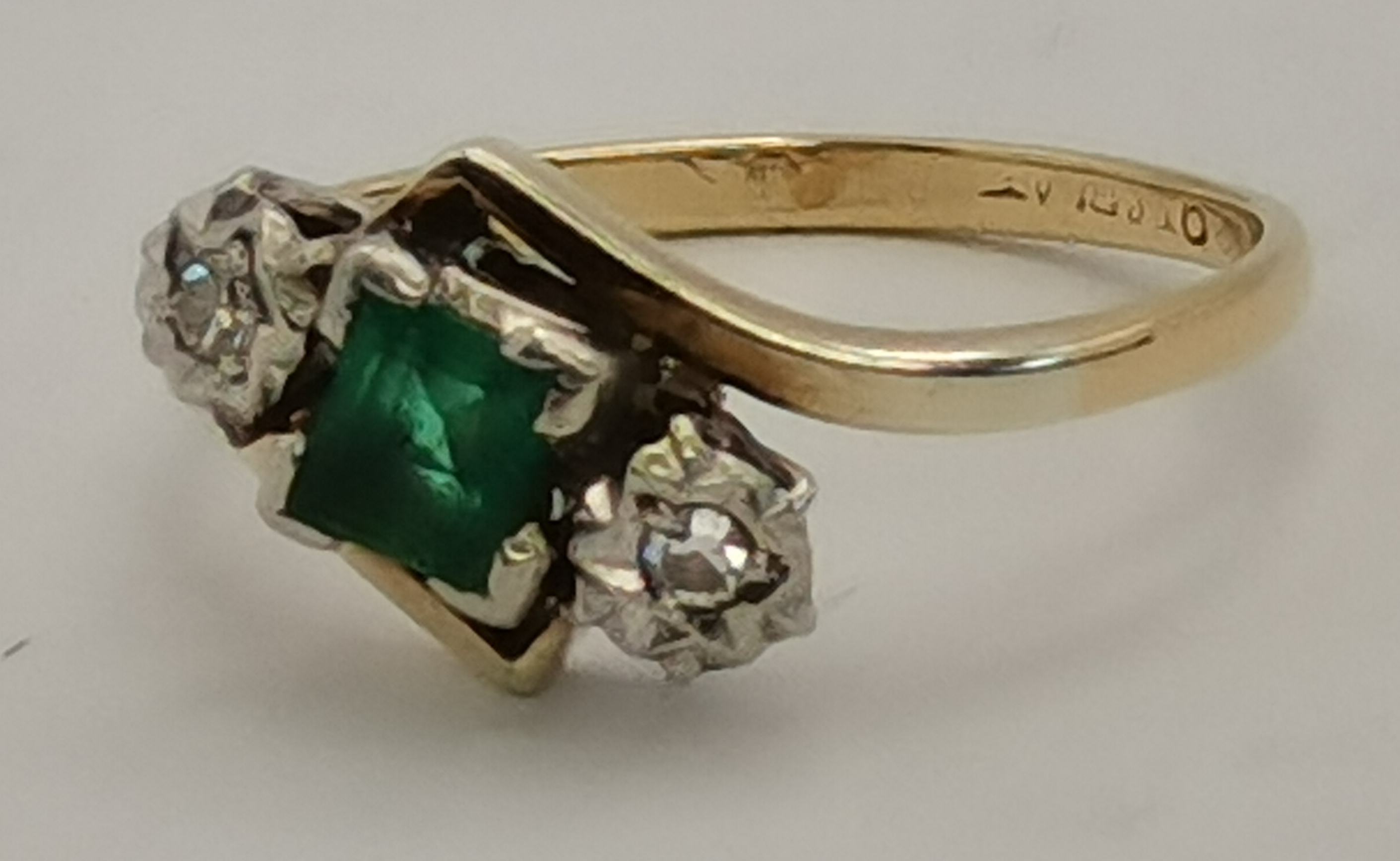 A 9 carat gold and platinum emerald and diamond three-stone crossover ring - Image 3 of 5