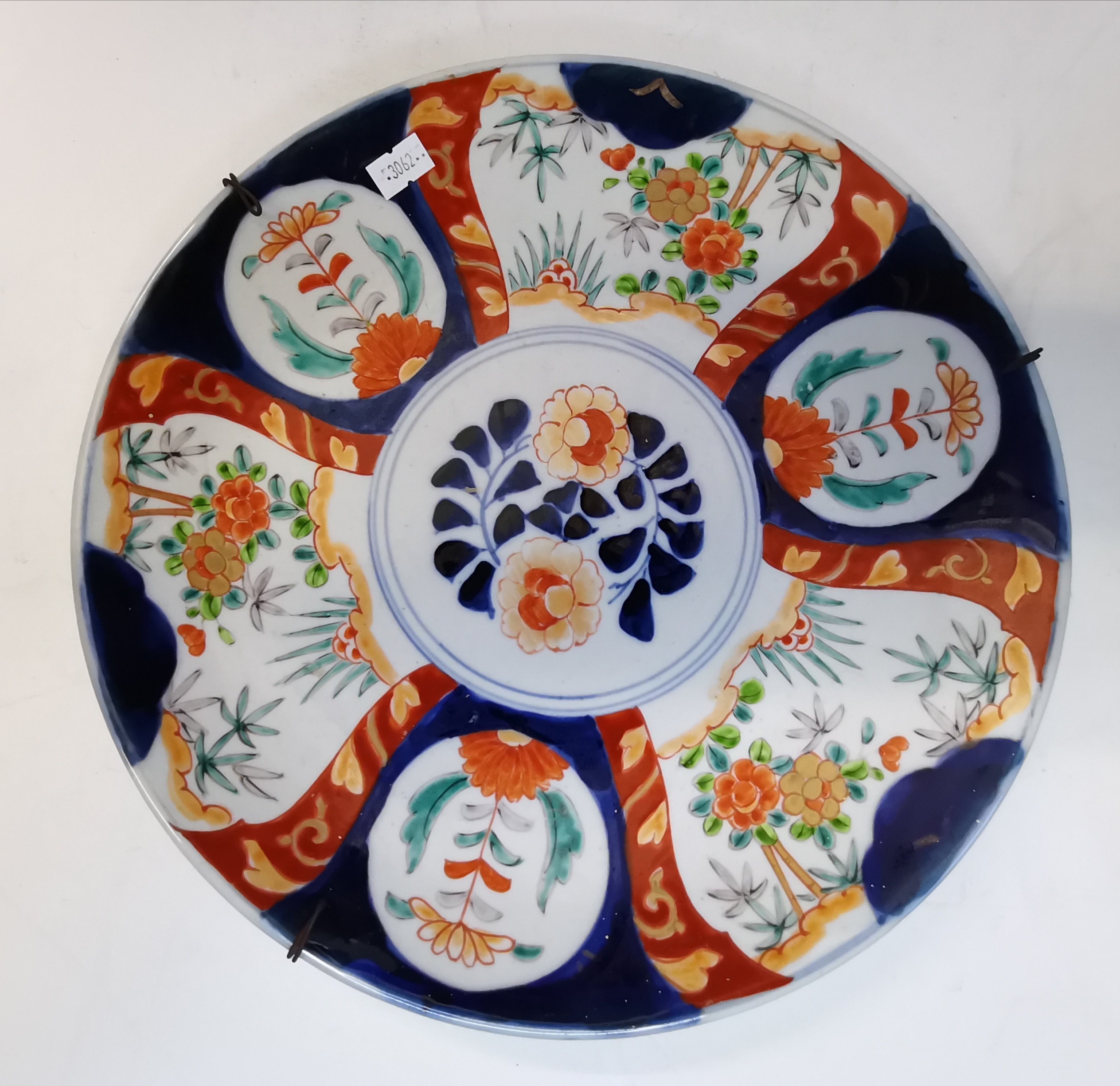 A large Japanese Imari charger - Image 2 of 3