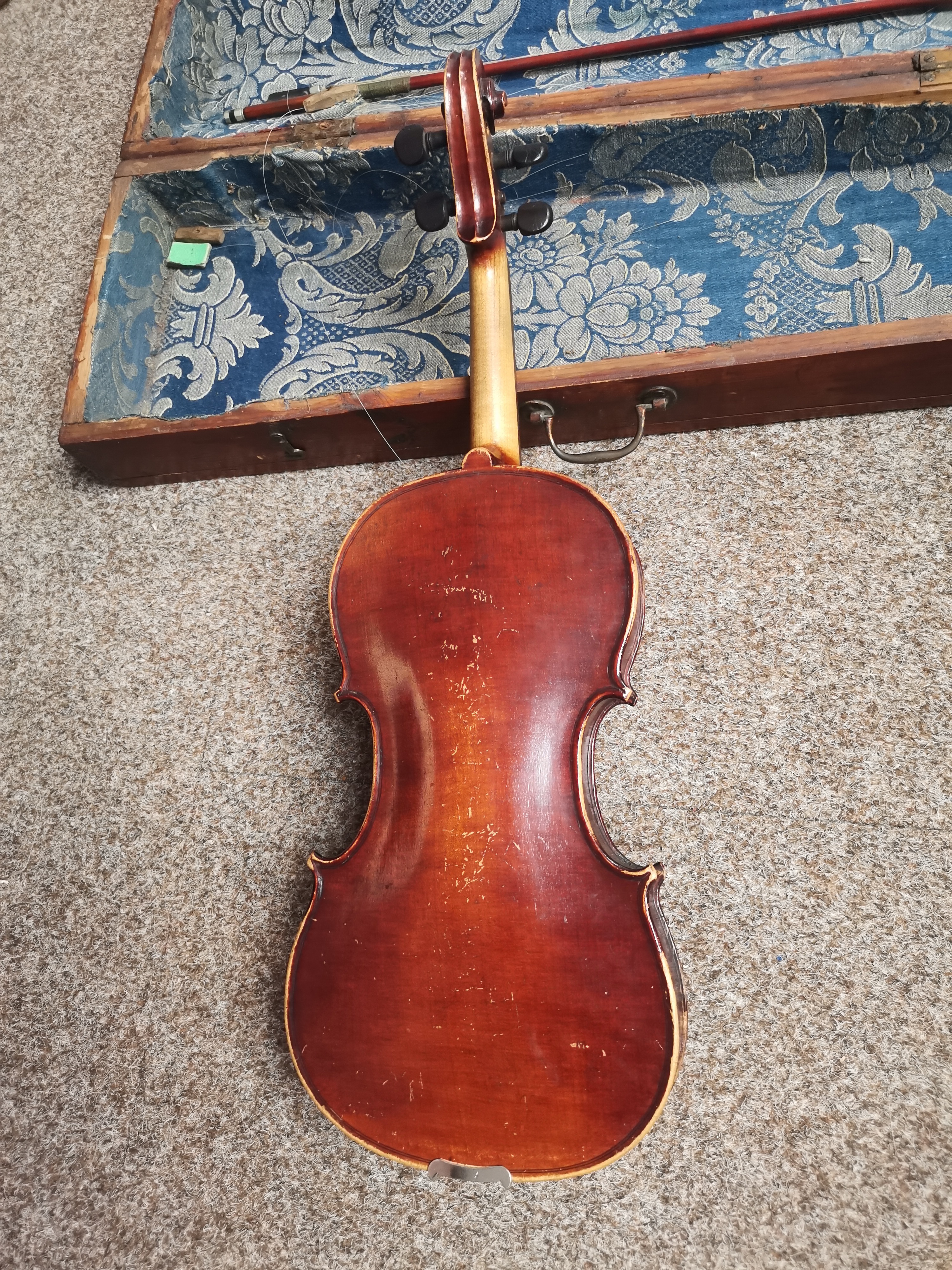 A vintage full (4/4) size violin and bow, in wooden case, plus Gnome Universal Alpha light - Image 7 of 12