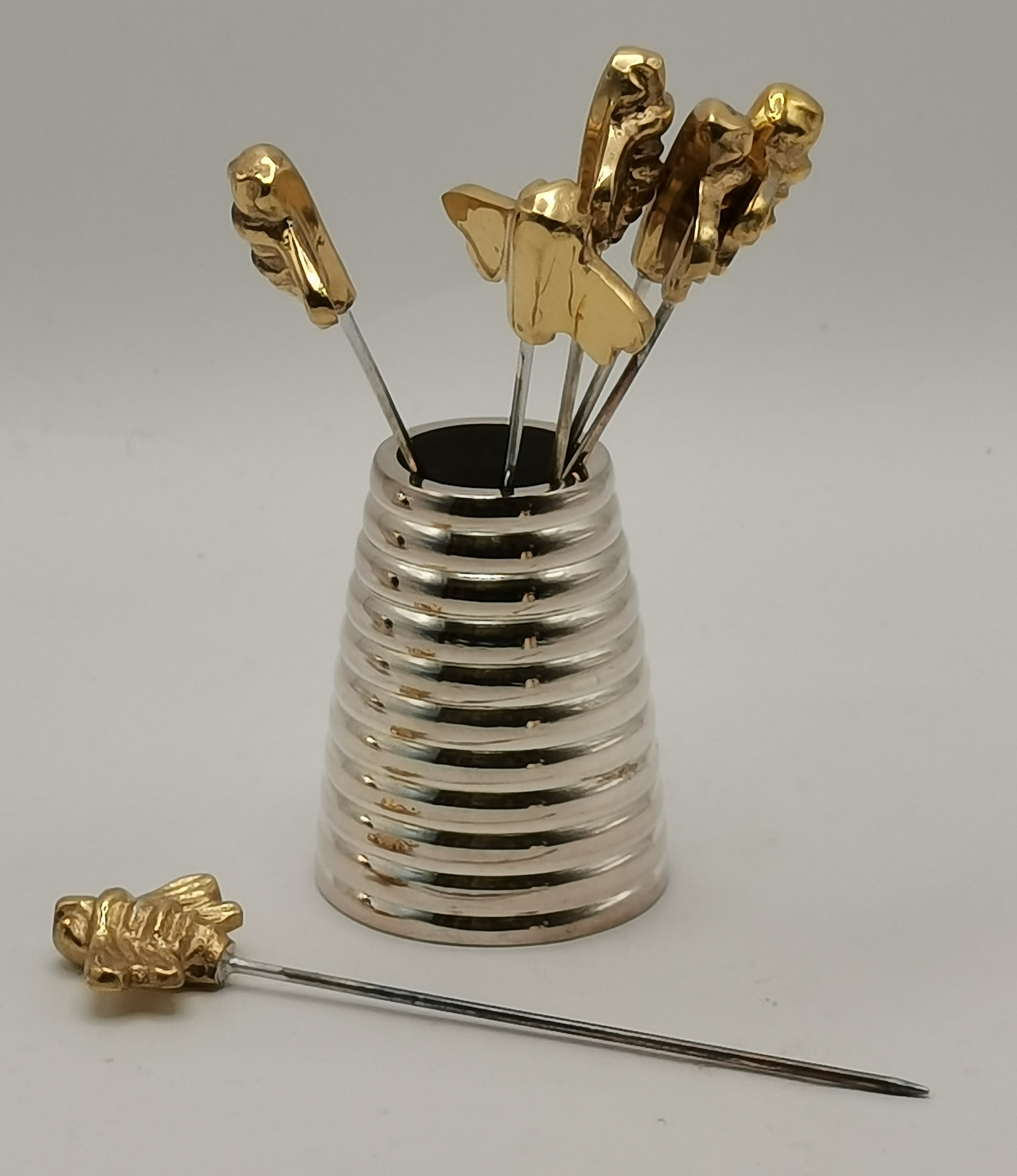 A group of silver-plated 'Queen Bee' table items by Culinary Concepts - Image 3 of 4